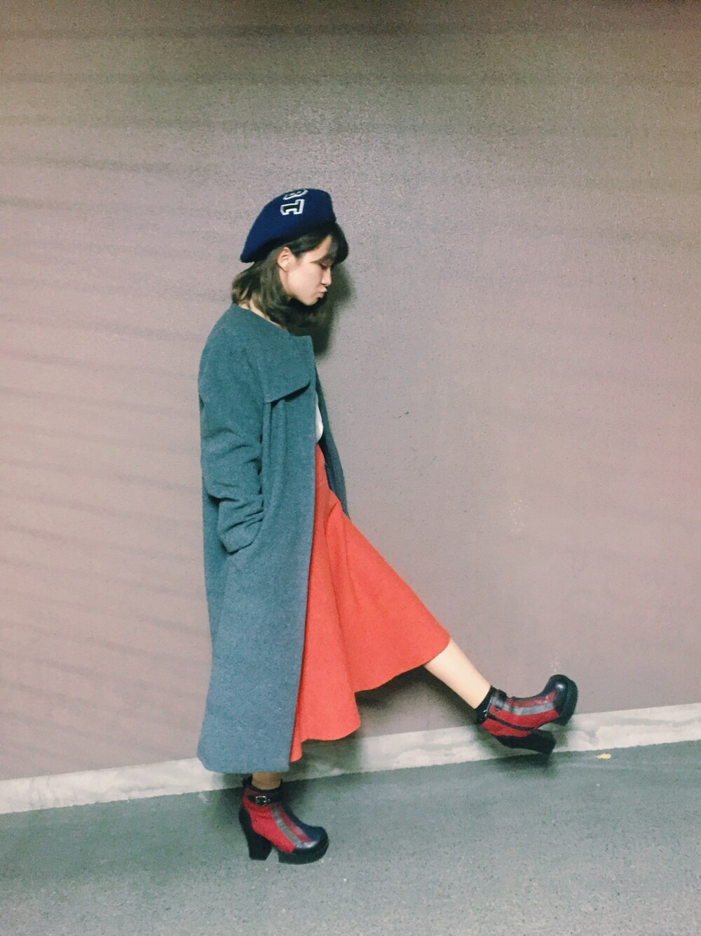 「KBF、グレー、ニット帽、jouetie、YOSUKE、Lily Brown、スカート」｜「YOSUKEの「YOSUKE/ヨースケ」ヒールアップショートブーツ（ブーツ、ブラック系）」を使った、岡田ロビン翔子さん（レディース・162cm）の秋コーディネートの1枚目の写真