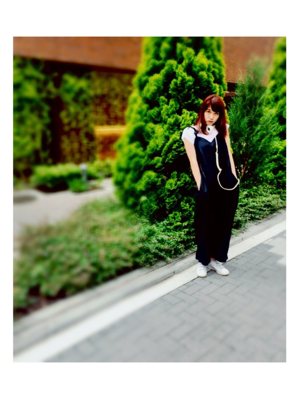 「merry jenny、白シャツ、ZARA、スニーカー、ラフ、シンプルコーデ、モノトーン、ゆるコーデ、カジュアル、オールインワン」｜「merry jennyのｼｮﾙﾀﾞｰﾘﾎﾞﾝｵｰﾙｲﾝﾜﾝ（ワンピース、ブラック系）」を使った、岡田ロビン翔子さん（レディース・162cm）の夏コーディネートの1枚目の写真