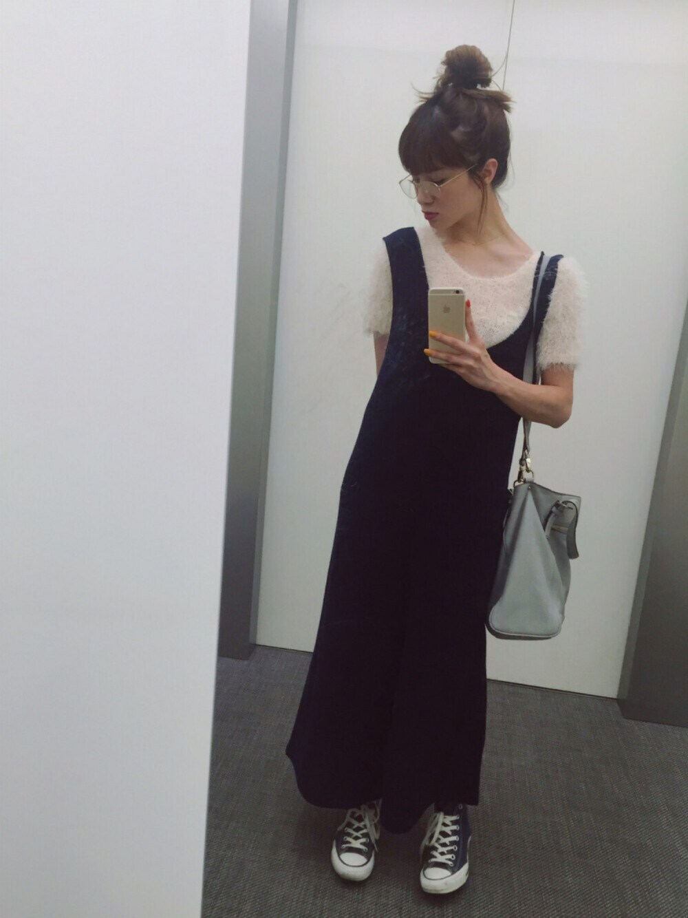 「スニーカー、コンバース、ニット、Lily Brown、ROPE' PICNIC(ROPE' PICNIC)、Kate Spade、カジュアルコーデ、ラフ、眼鏡、オールインワン」｜「ROPE' PICNICの【ワンピパンツ】Vネックルーズシルエットオールインワン（つなぎ/オールインワン、ブルー系）」を使った、岡田ロビン翔子さん（レディース・162cm）の夏コーディネートの1枚目の写真