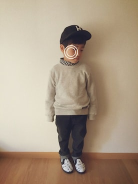 「petit main（プティマイン）のアルファベットモチーフロゴキャップ（キャップ、ブラック系）」を使った、KREHA\( Ö )/さん（キッズ）の冬コーディネート