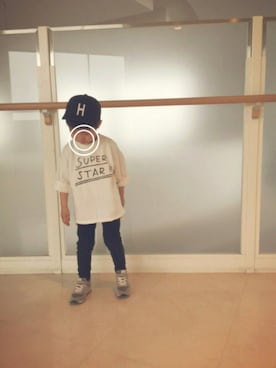 「petit main（プティマイン）のアルファベットモチーフロゴキャップ（キャップ、ブラック系）」を使った、KREHA\( Ö )/さん（キッズ）の春コーディネート