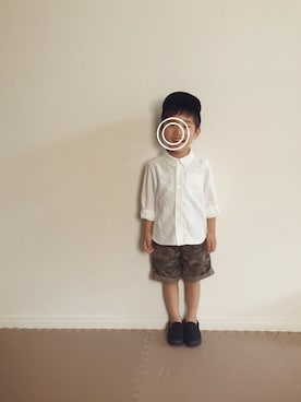 「petit main（プティマイン）のアルファベットモチーフロゴキャップ（キャップ、ブラック系）」を使った、KREHA\( Ö )/さん（キッズ）の夏コーディネート