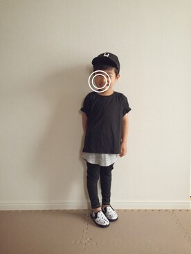 「petit main（プティマイン）のアルファベットモチーフロゴキャップ（キャップ、ブラック系）」を使った、KREHA\( Ö )/さん（キッズ）の夏コーディネート