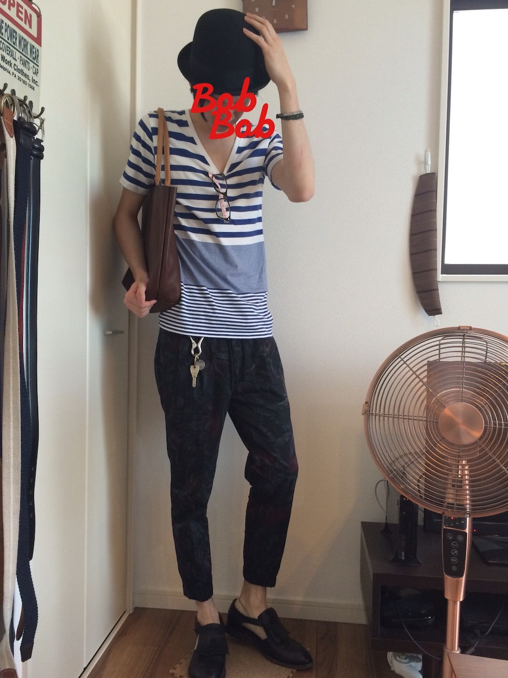 ブルー系のTシャツ/カットソー、ブラック系のその他パンツ、ブラック系のドレスシューズを着用したメンズの春コーディネートの1枚目の写真