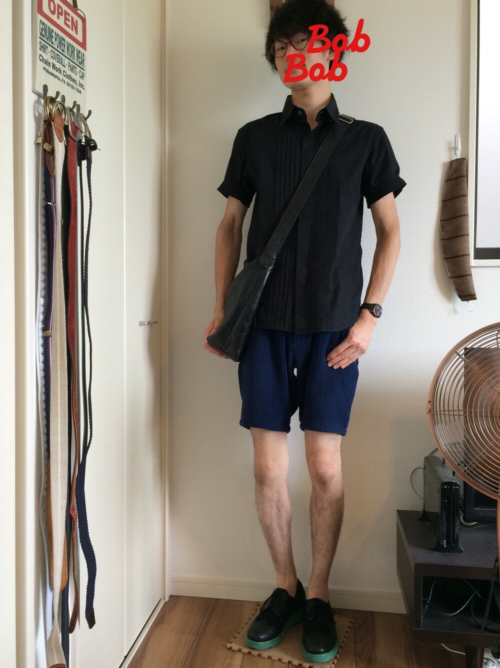 ブラック系のシャツ/ブラウス、ブラック系のその他パンツ、ブラック系のドレスシューズを着用したメンズの夏コーディネートの1枚目の写真