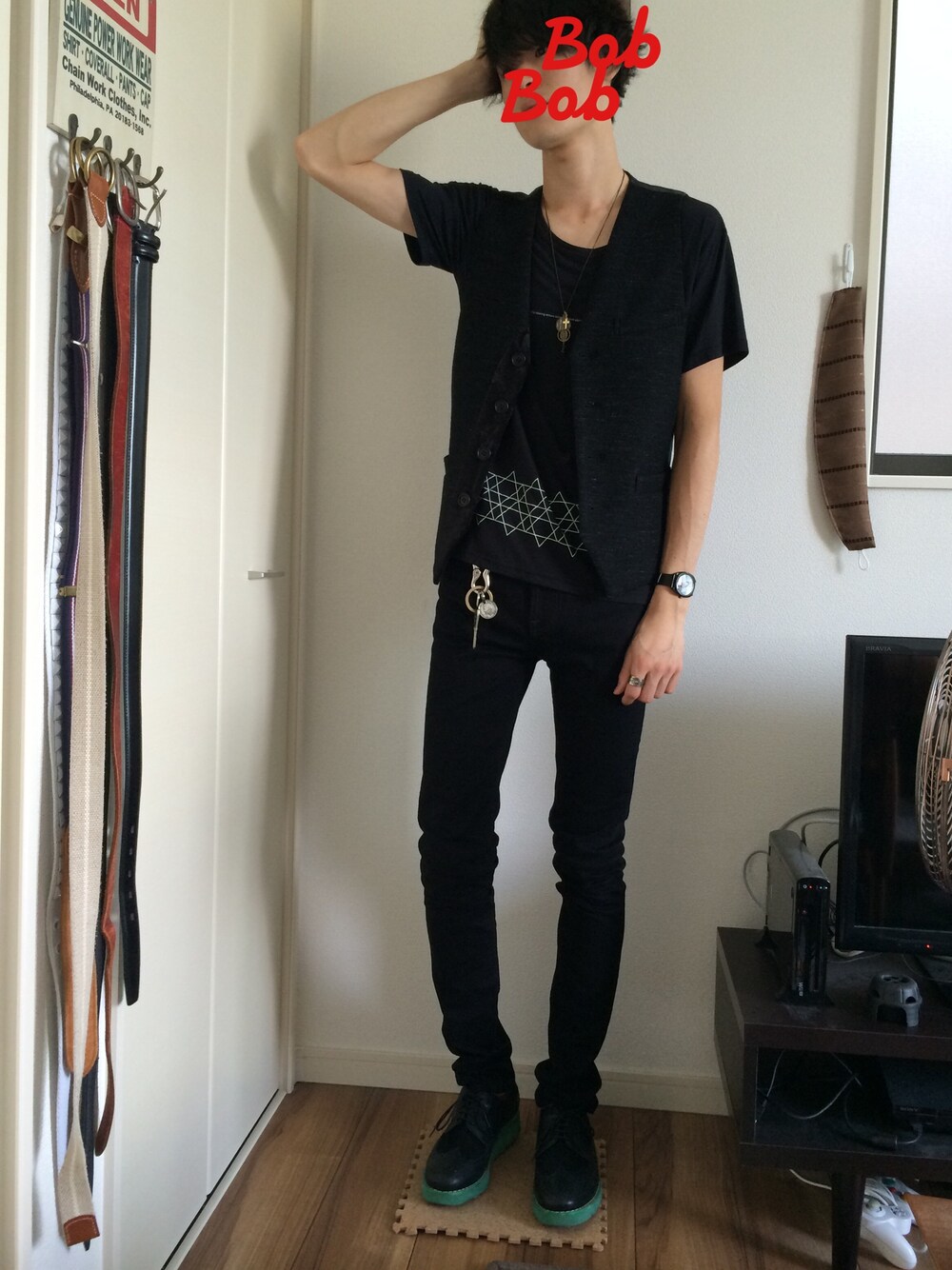 ブラック系のTシャツ/カットソー、ブラック系のベスト、ブラック系のデニムパンツを着用したメンズの夏コーディネートの1枚目の写真