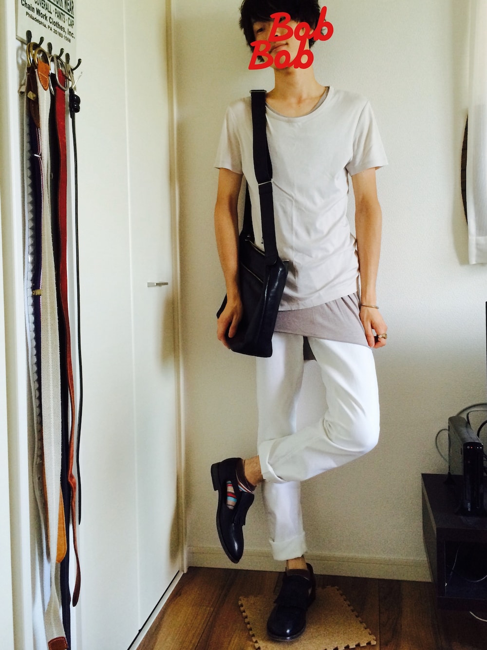 ホワイト系のTシャツ/カットソー、グレー系のタンクトップ、ホワイト系のその他パンツを着用したメンズの夏コーディネートの1枚目の写真