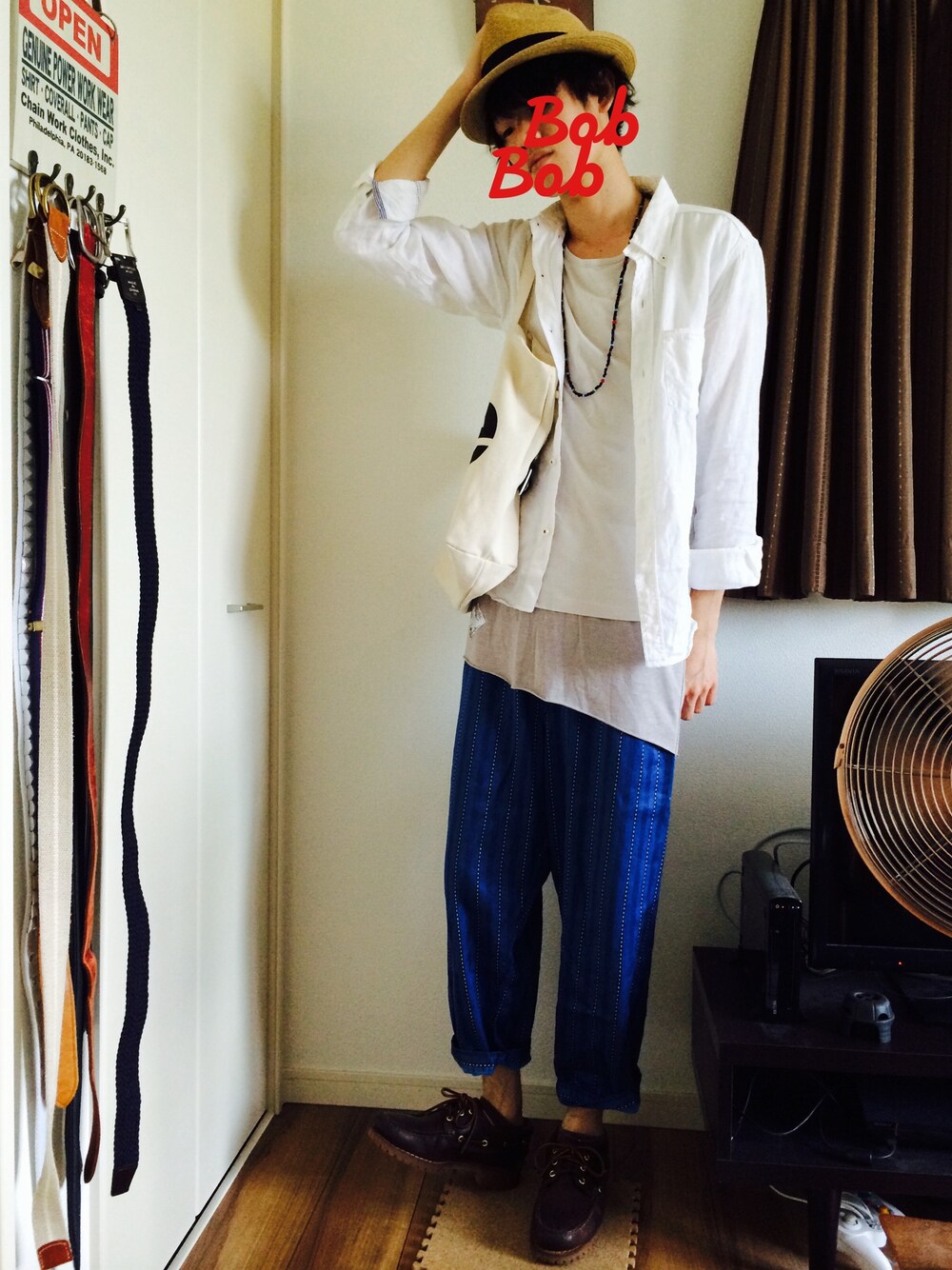 ホワイト系のTシャツ/カットソー、グレー系のタンクトップ、ブルー系のその他パンツを着用したメンズの夏コーディネートの1枚目の写真