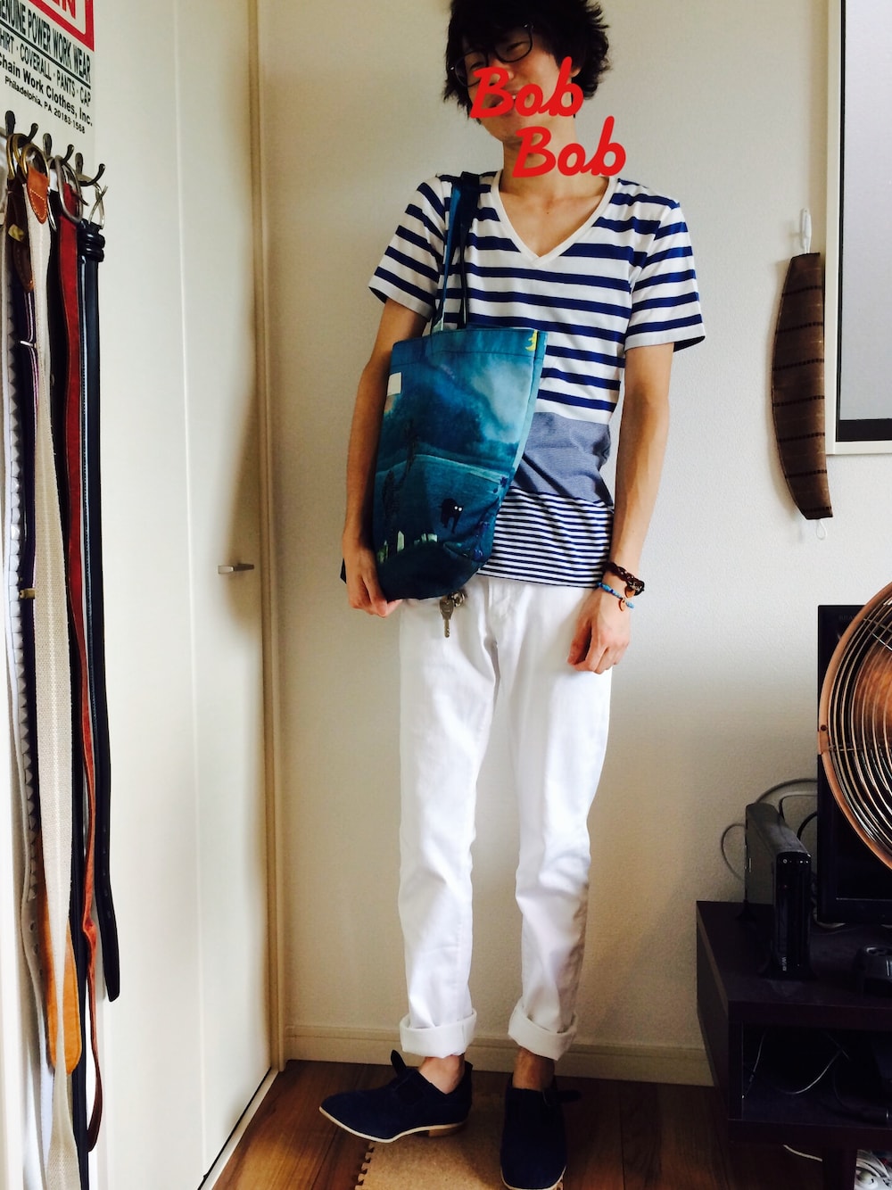 ブルー系のTシャツ/カットソー、ホワイト系のその他パンツ、ブルー系のトートバッグを着用したメンズの夏コーディネートの1枚目の写真