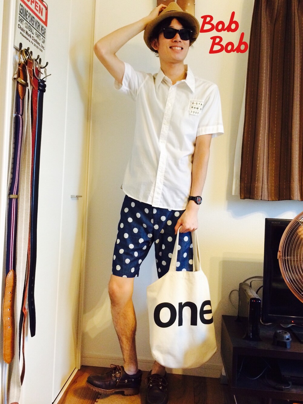 ホワイト系のシャツ/ブラウス、ホワイト系のトートバッグ、ブルー系のその他パンツを着用したメンズの夏コーディネートの1枚目の写真