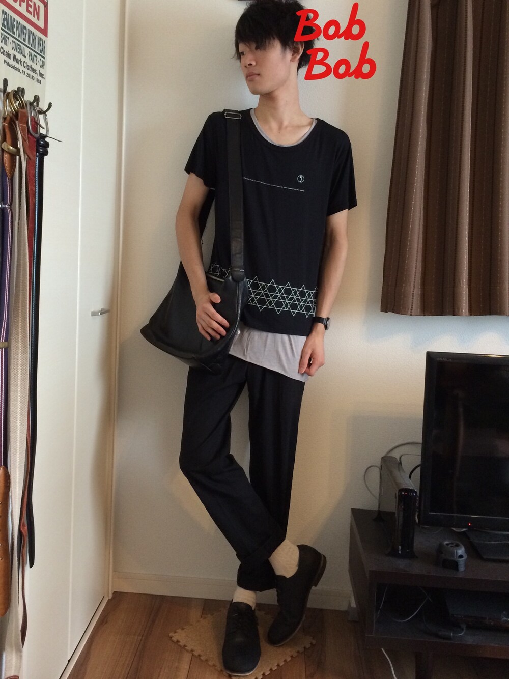 ブラック系のTシャツ/カットソー、グレー系のタンクトップ、ブラック系のその他パンツを着用したメンズの夏コーディネートの1枚目の写真