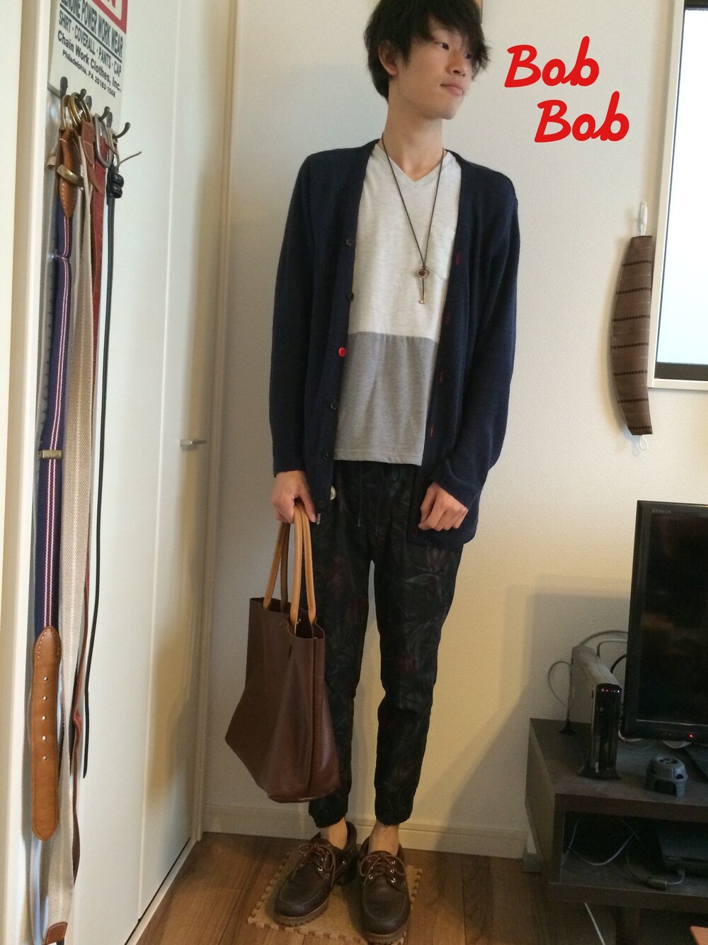ブラック系のカーディガン/ボレロ、グレー系のTシャツ/カットソー、ブラック系のその他パンツを着用したメンズの秋コーディネートの1枚目の写真