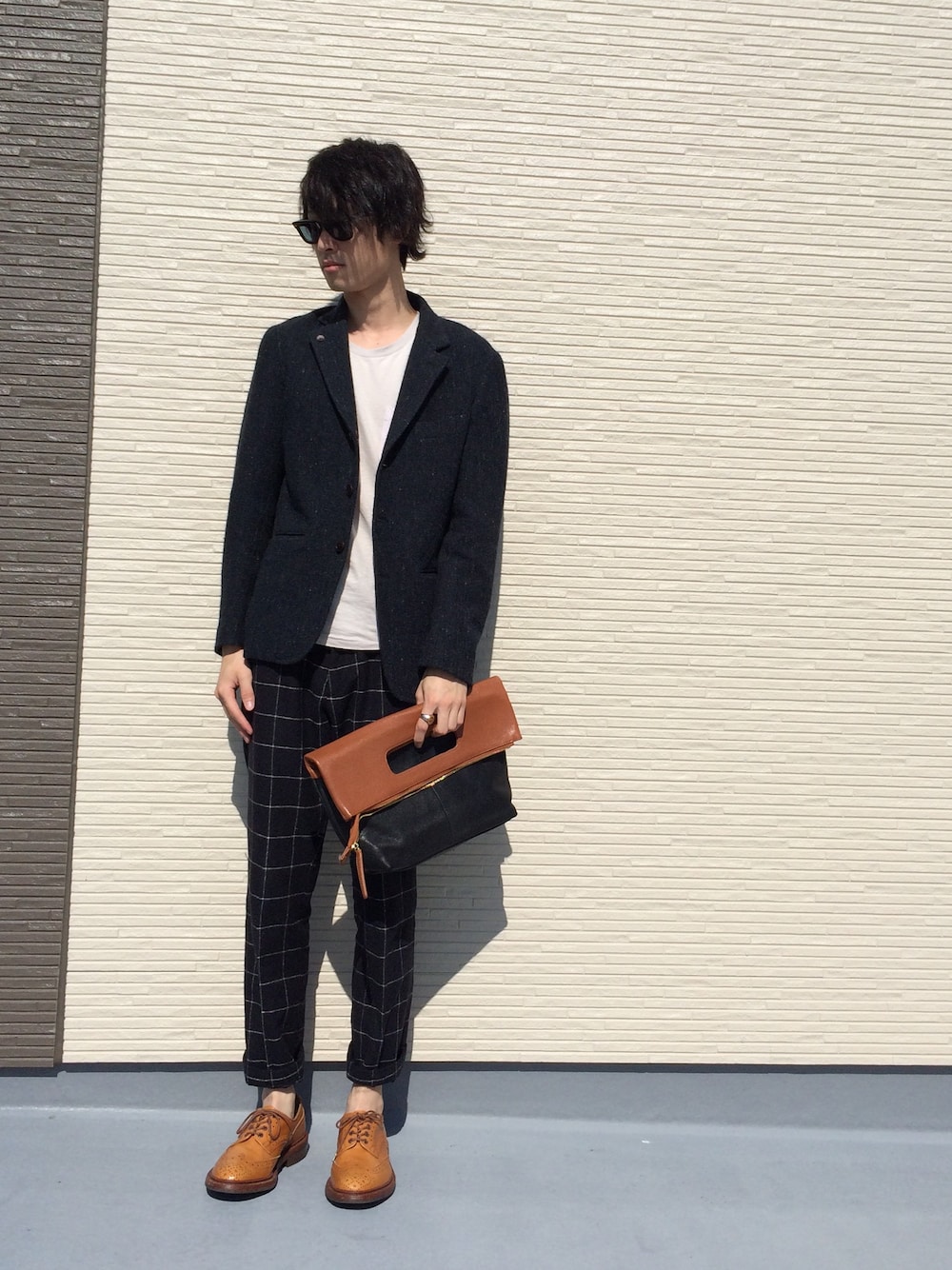 グレー系のテーラードジャケット、ブルー系のその他パンツ、ブラウン系のドレスシューズを着用したメンズの秋コーディネートの1枚目の写真