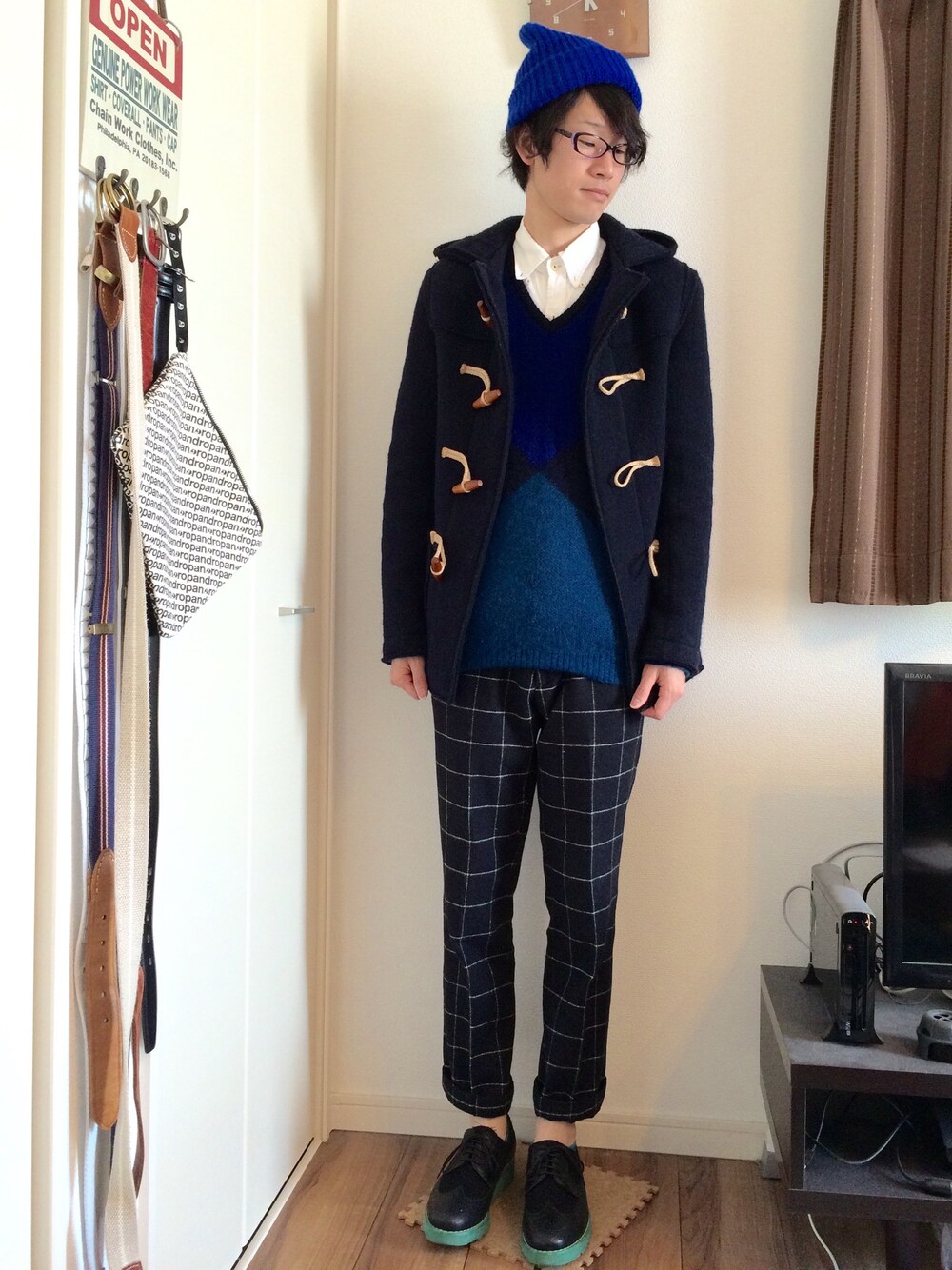 ブルー系のその他パンツ、ブラック系のダッフルコート、ブルー系のニット/セーターを着用したメンズの秋コーディネートの1枚目の写真