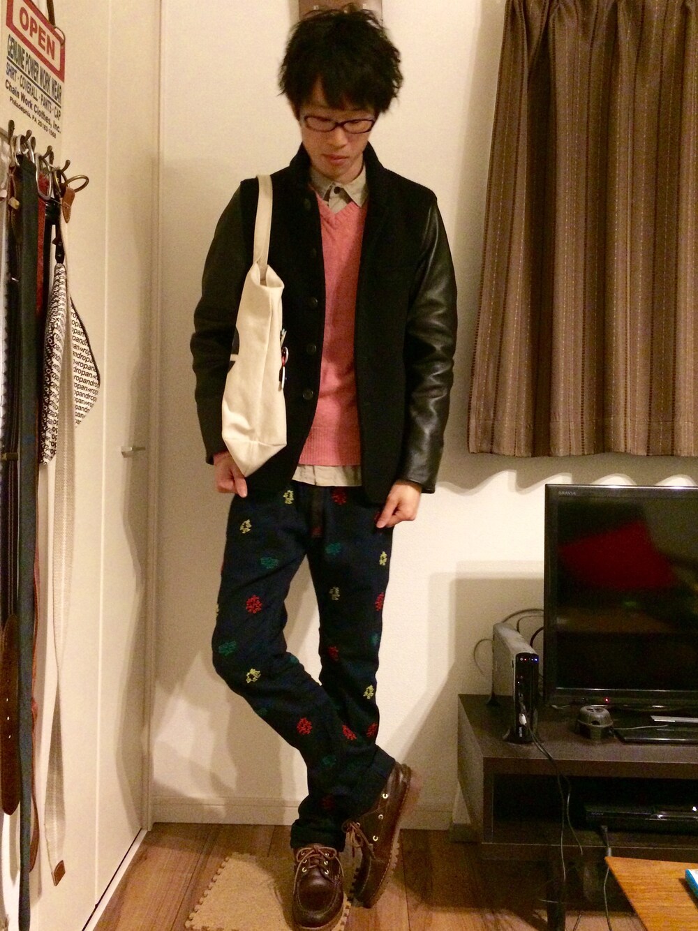 ブラック系のテーラードジャケット、ホワイト系のトートバッグ、ブラック系のその他パンツを着用したメンズの冬コーディネートの1枚目の写真