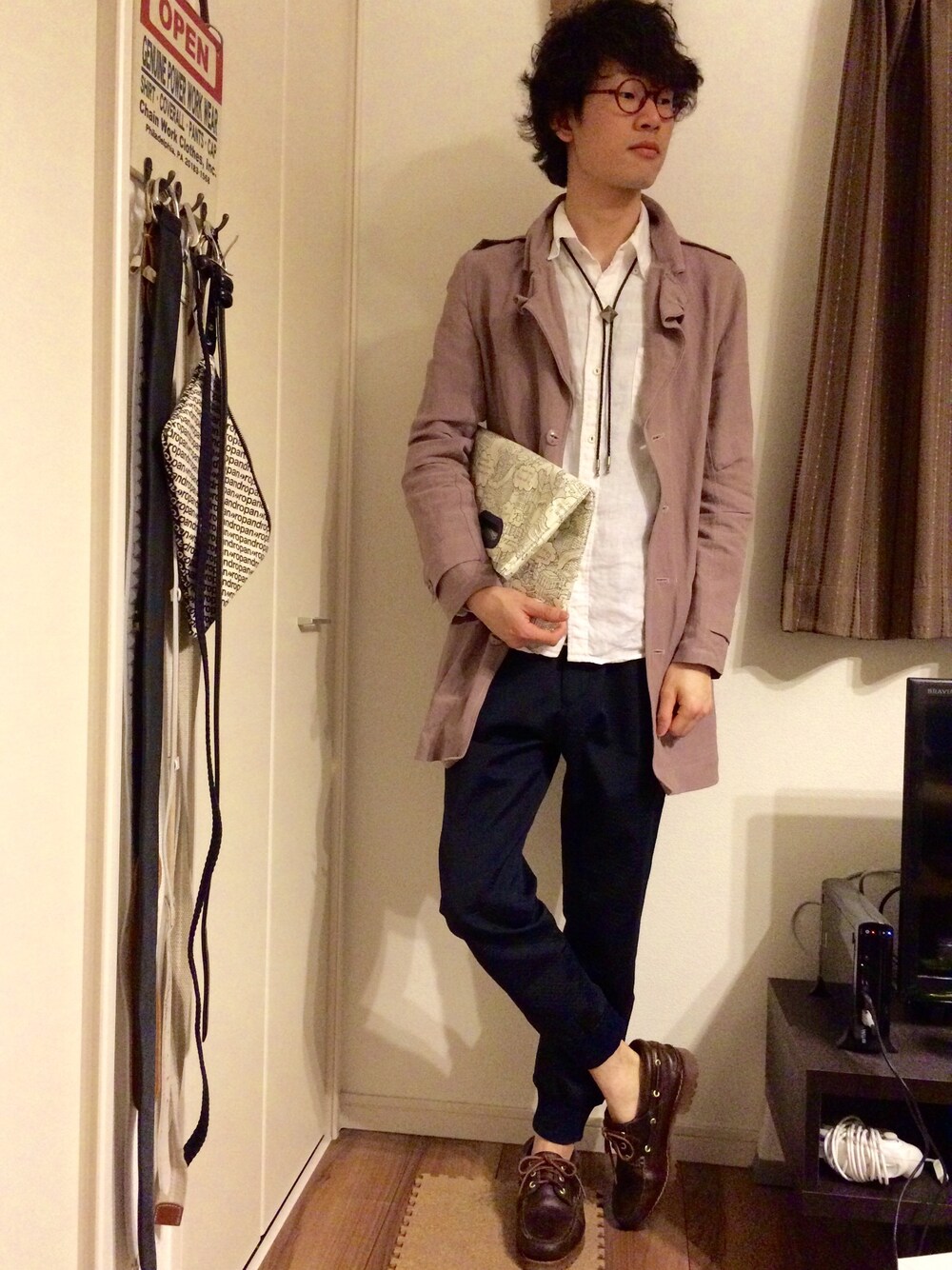 ブラック系のその他パンツ、ブラウン系のドレスシューズ、ベージュ系のクラッチバッグを着用したメンズの春コーディネートの1枚目の写真