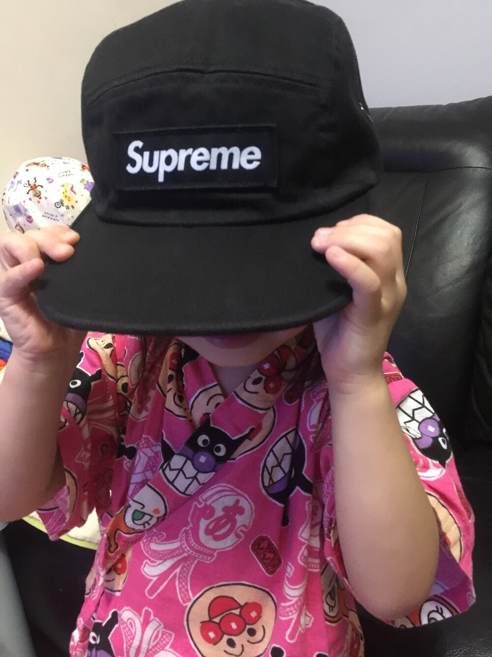 「Supreme のアイテム（キャップ、ブラック系）」を使った、Winnieさん（レディース・100cm）の冬コーディネートの1枚目の写真