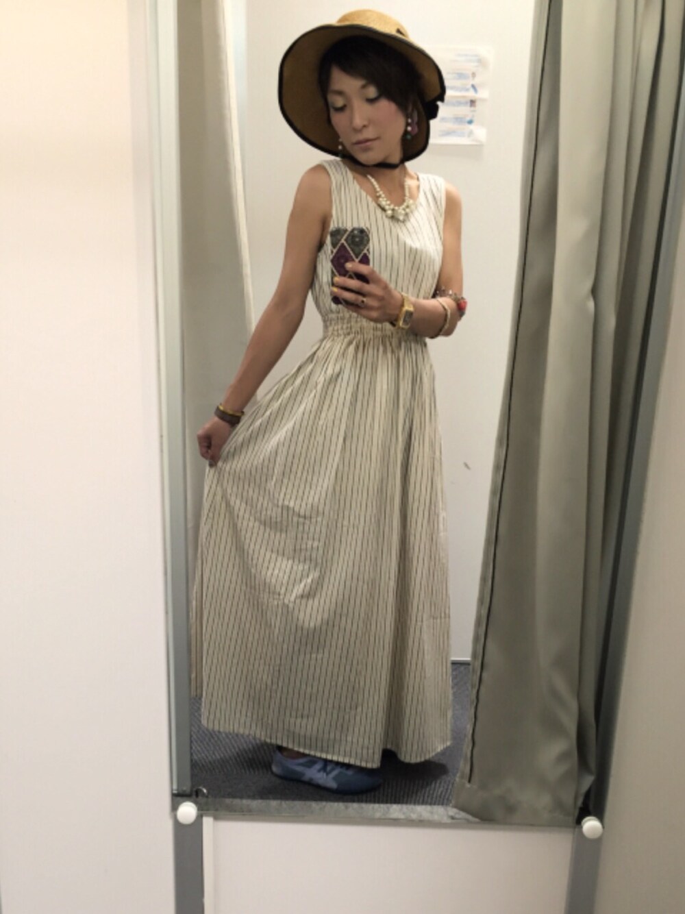 「ワンピース、ストロー ハット、スニーカー」｜「KBFのKBF+ ストライプマキシワンピース（ワンピース、ホワイト系）」を使った、shihoさん（レディース・156cm）の夏コーディネートの1枚目の写真