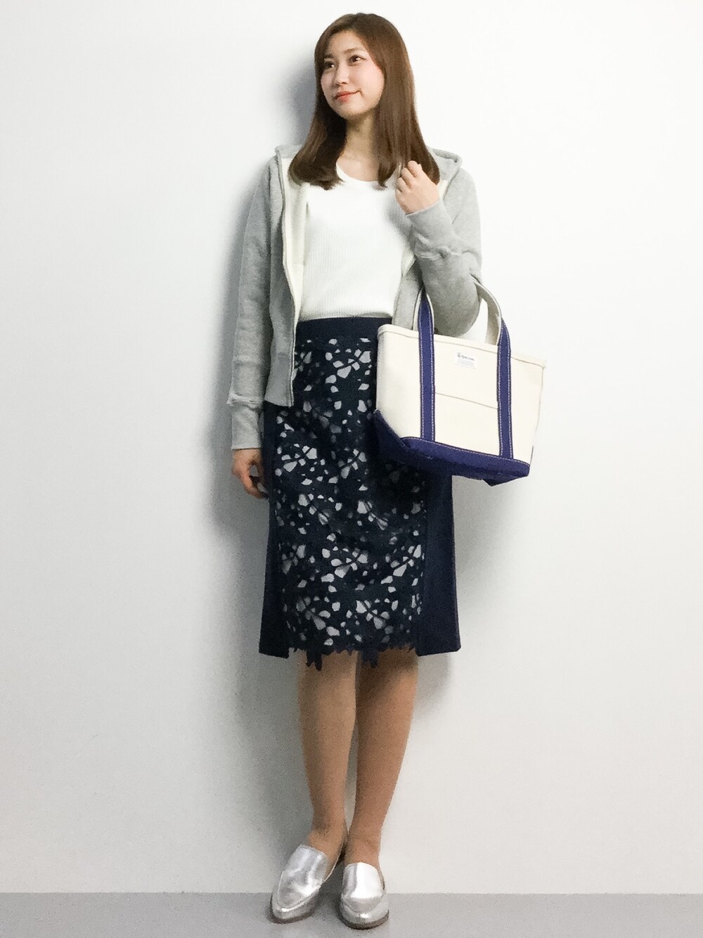 「カジュアル、パーカー、春コーデ」｜「IENAのツリフウ裏毛パーカー（パーカー、グレー系）」を使った、marinaさん（レディース・162cm）の春コーディネートの1枚目の写真
