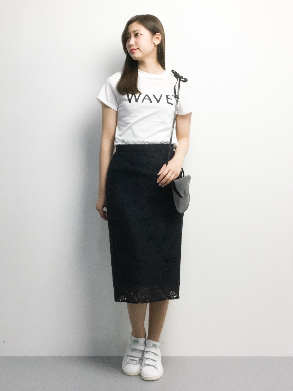 「スニーカー、タイトスカート、ロゴT、Tシャツ、モノトーン、大人カジュアル、アディダス、レーススカート、シンプルコーデ、カジュアルコーデ」｜「SNIDELのシンプルロゴTシャツ（Tシャツ/カットソー、ホワイト系）」を使った、marinaさん（レディース・162cm）の夏コーディネートの1枚目の写真