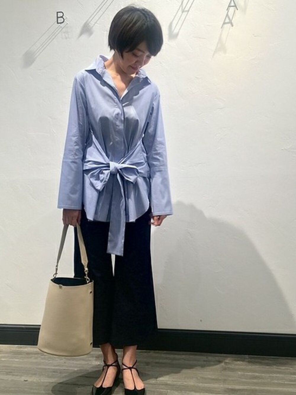 「シャツ、ブルー、ストライプ、リボン、ロングシャツ、白、ストライプシャツ、大人コーデ、春、フレアパンツ」｜「Nobleのウエストリボン ロングシャツ◆（シャツ/ブラウス、ブルー系）」を使った、ayuさん（レディース・164cm）の冬コーディネートの1枚目の写真
