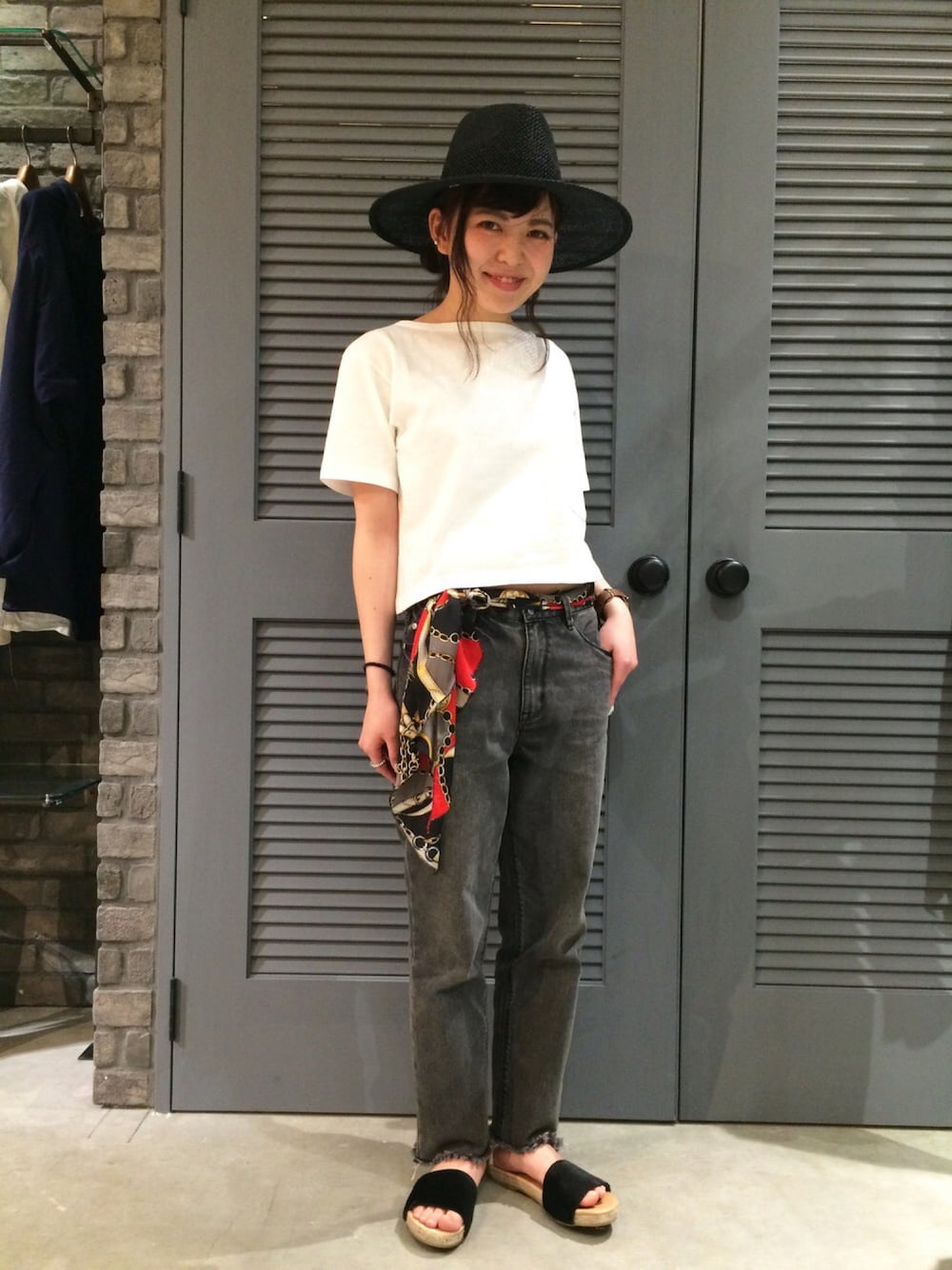 「ショート丈トップス、ペタンコサンダル、デニム、スカーフ、エキスポシティ、シンプルコーデ、むぎわら帽子、ラフスタイル、夏コーデ」｜「FilMelangeのFilMelange/フィルメランジェ　別注LILLY（Tシャツ/カットソー、ホワイト系）」を使った、リア  ナカネさん（レディース・152cm）の春コーディネートの1枚目の写真