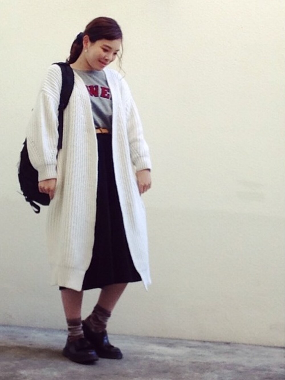 ホワイト系のカーディガン/ボレロ、ブラック系のパンツ、ブラウン系のその他シューズを着用したレディースの秋コーディネートの1枚目の写真