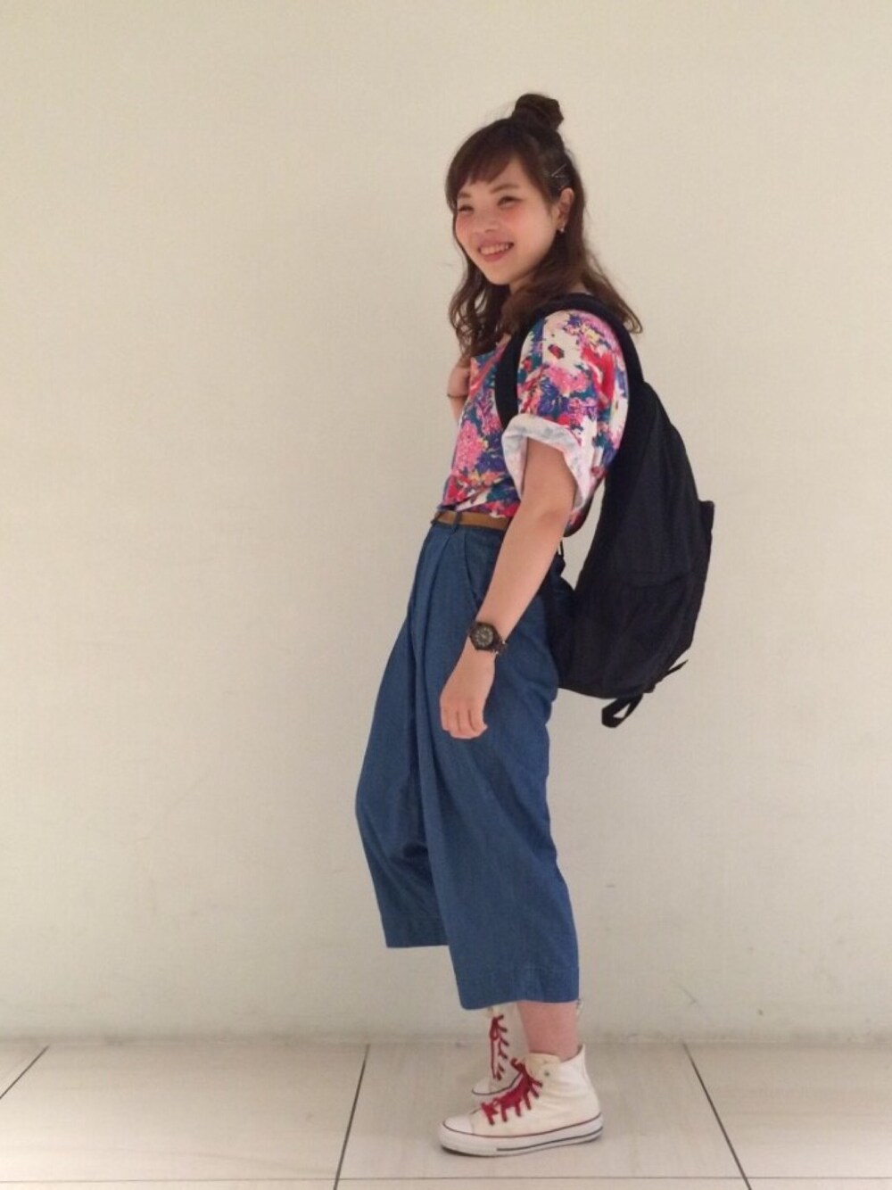 「花柄、古着MIX、ワイドパンツ、デニムパンツ、白スニーカー、ハイカットスニーカー、バックパック、お団子ヘアー、コンバース、カジュアル」｜「flowerのアイテム（Tシャツ/カットソー、レッド系）」を使った、kechonさん（レディース・160cm）の夏コーディネートの1枚目の写真