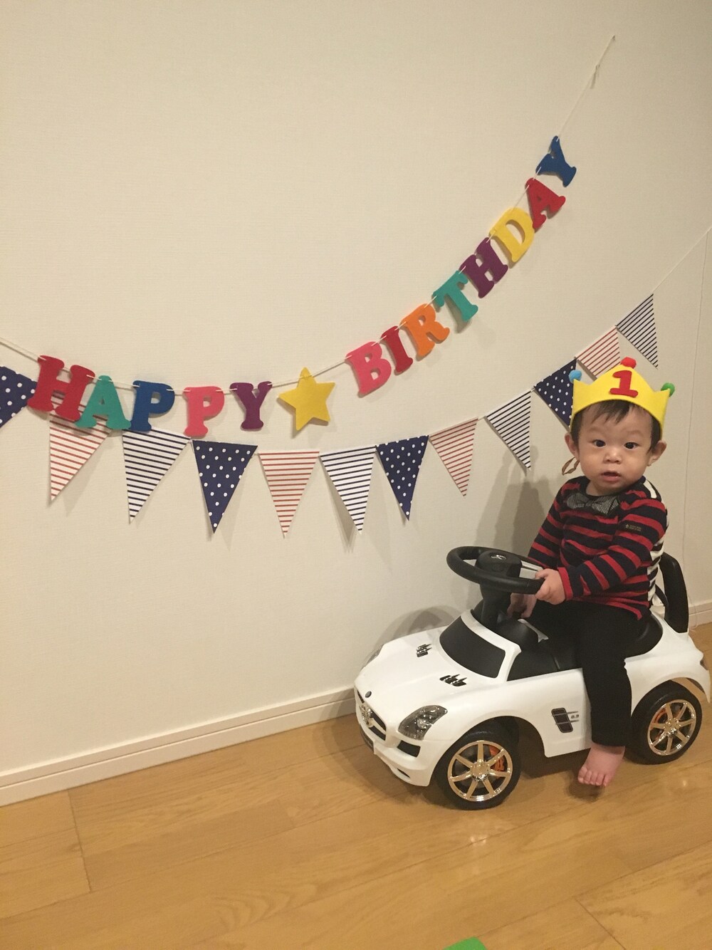 「赤ちゃん、男の子、誕生日、ボーダー、蝶ネクタイ、キッズファッション、baby」｜「BLUEU AZUR JOUR DE MERのアイテム（Tシャツ/カットソー、レッド系）」を使った、Motoi Iwabuchiさん（キッズ・80cm）の冬コーディネートの1枚目の写真