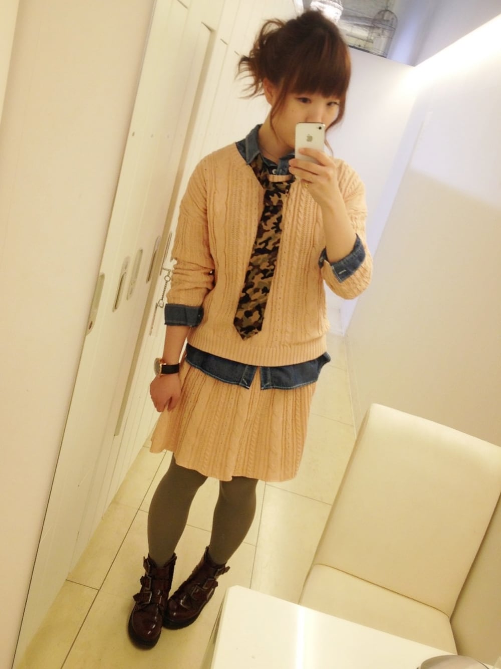 オレンジ系のニット/セーター、ブルー系のシャツ/ブラウス、グリーン系のネクタイを着用したレディースの冬コーディネートの1枚目の写真