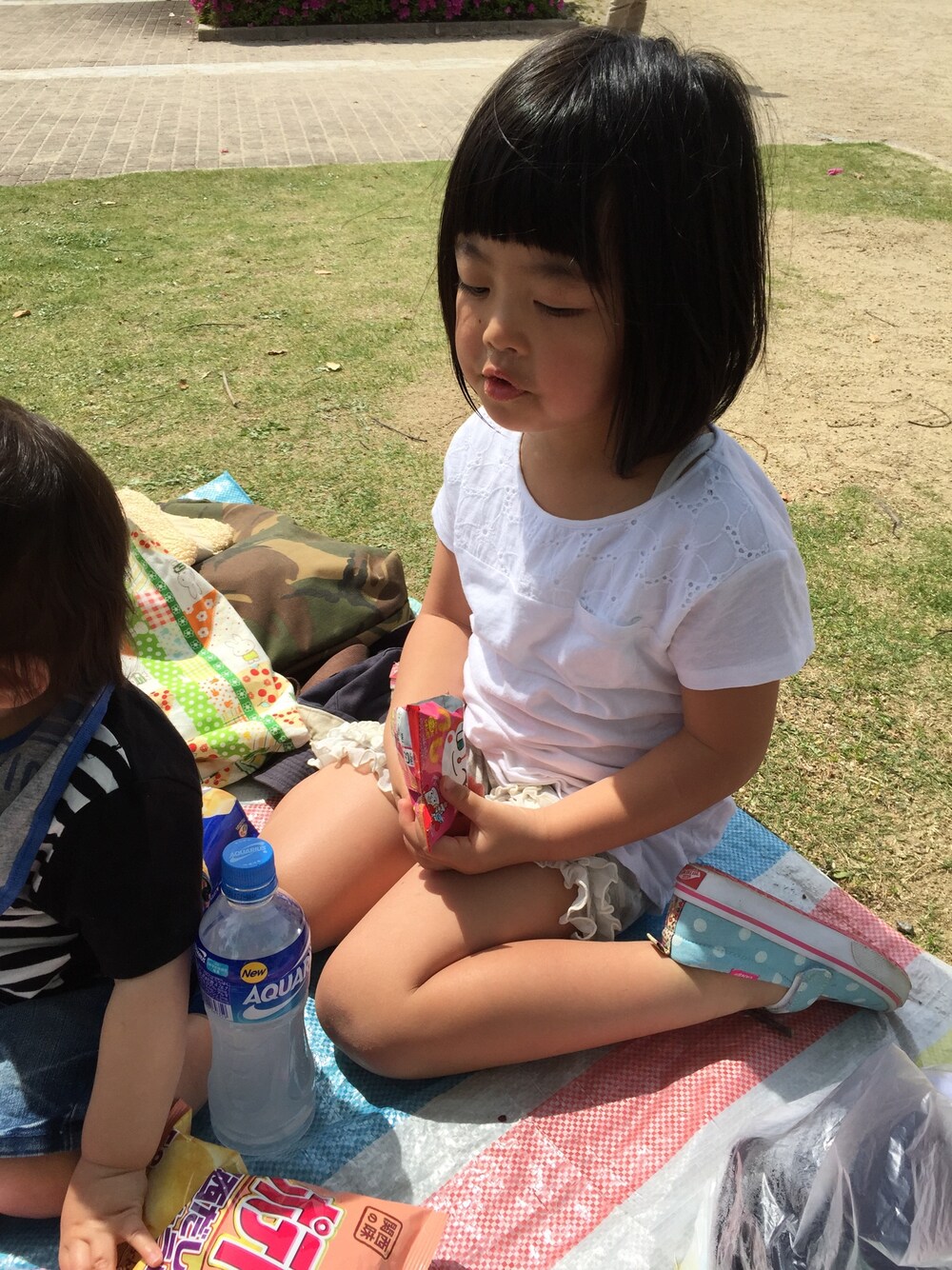 「公園、ふりふり、シロＴ、キャラメルコーン」｜「ZARA KIDSのアイテム（Tシャツ/カットソー、ホワイト系）」を使った、ひな♪ かな☆さん（キッズ・110cm）の春コーディネートの1枚目の写真
