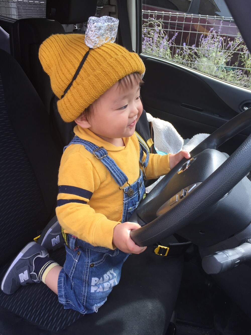 「ミニオンズ、オーバーオール、ニット帽、ニューバランス、WEAR HALLOWEEN 2015、KIDSｺｰﾃﾞ、kids&baby Halloween」｜「apres les coursのアイテム（スウェット、イエロー系）」を使った、ひな♪ かな☆さん（キッズ・80cm）の秋コーディネートの1枚目の写真