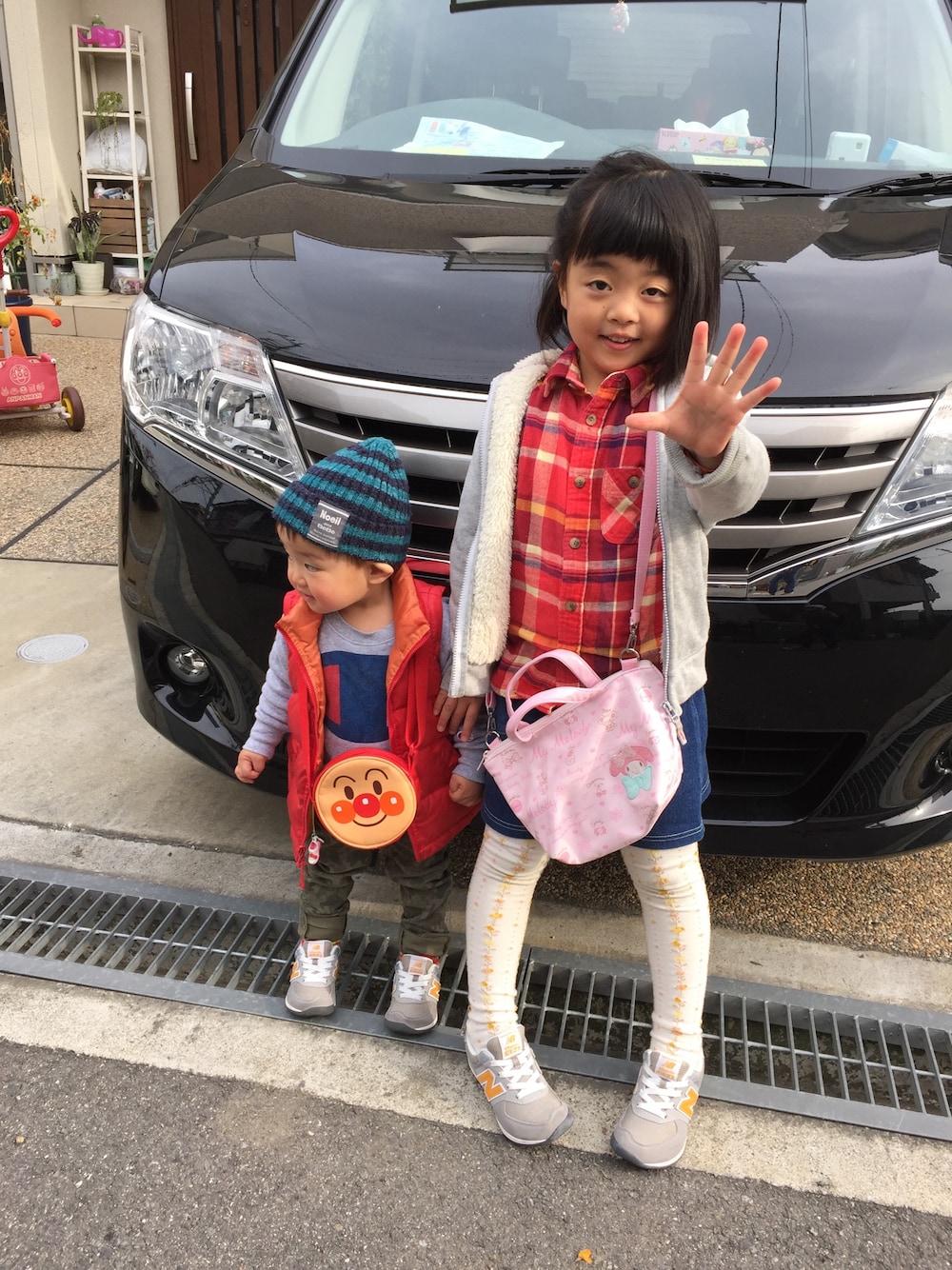 グレー系のスニーカー、グリーン系のその他パンツ、レッド系のダウンジャケット/コートを着用したキッズの秋コーディネートの1枚目の写真