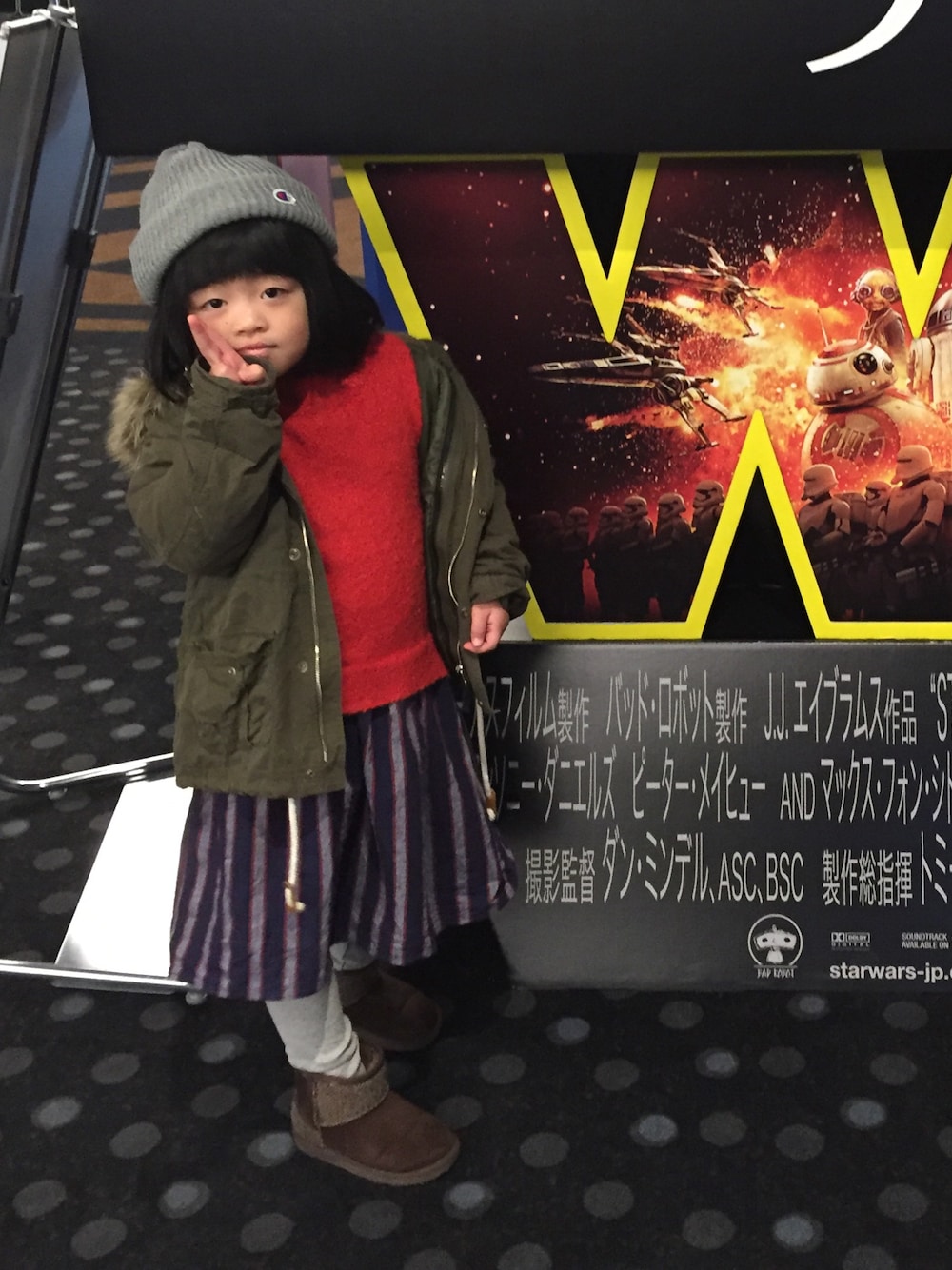「切り替えワンピース、ストライプ、ニット帽、チャンピオン、ハリスツイード、ムートンブーツ、モッズコート、キッズコーデ、女の子、5歳」｜「B:MING by BEAMSの□B ビーミング by ビームス / コットン中綿ファー付き M65ブルゾン （モッズコート、グリーン系）」を使った、ひな♪ かな☆さん（キッズ・110cm）の冬コーディネートの1枚目の写真