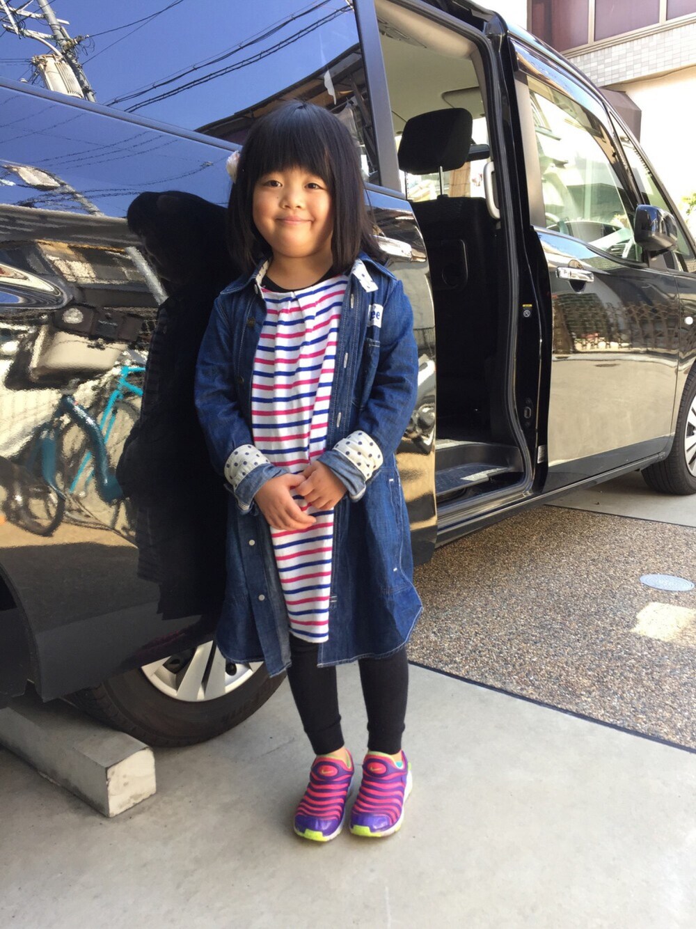 「シャツスタイル祭、ボーダーワンピース、デニムシャツワンピース、Lee kids、ナイキ、カラフルスニーカー、レギンス部」｜「こども ビームスのアイテム（ワンピース、ホワイト系）」を使った、ひな♪ かな☆さん（キッズ・120cm）の冬コーディネートの1枚目の写真
