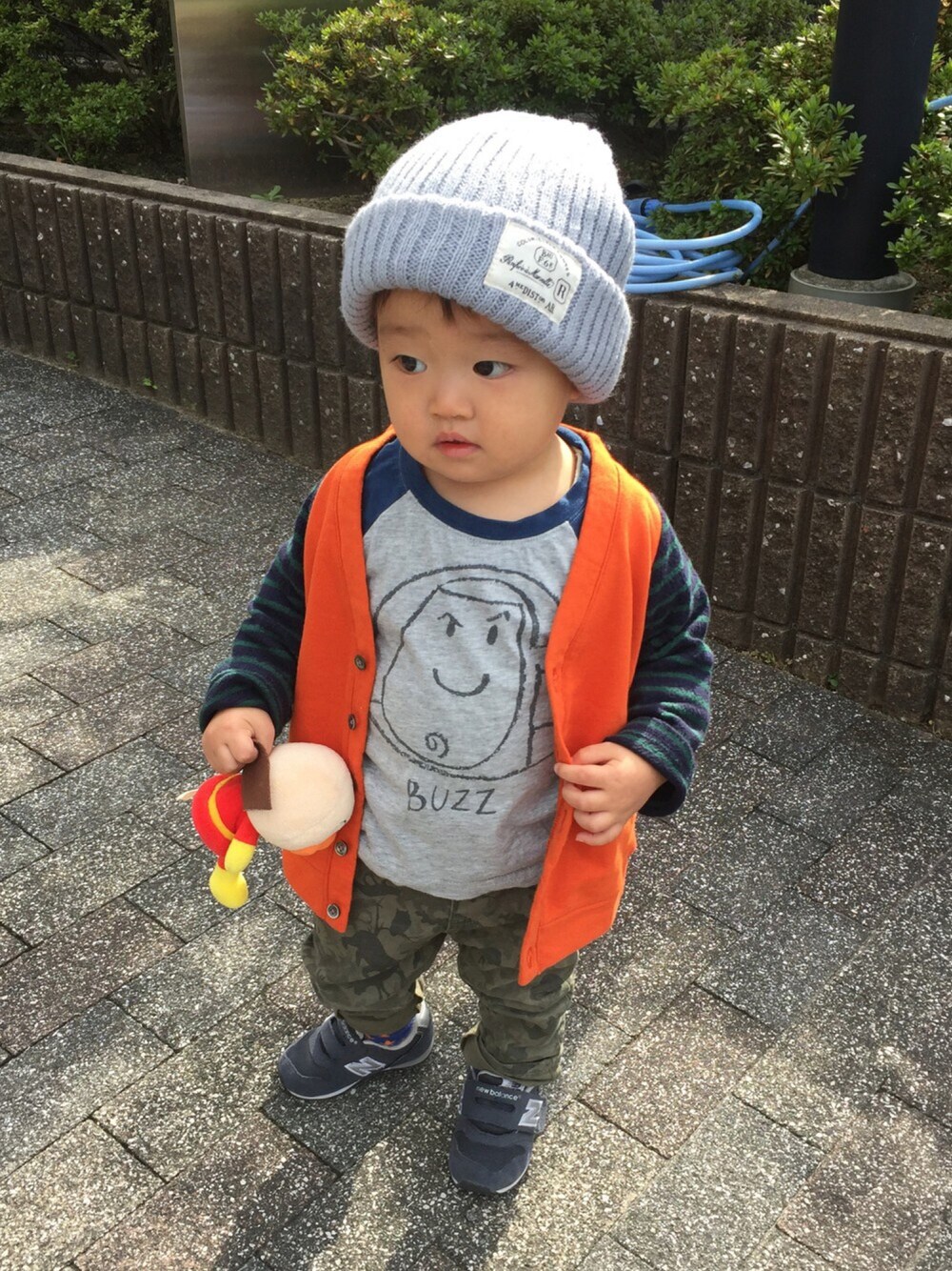 ブルー系のスニーカー、グリーン系のその他パンツ、オレンジ系のカーディガン/ボレロを着用したキッズの秋コーディネートの1枚目の写真