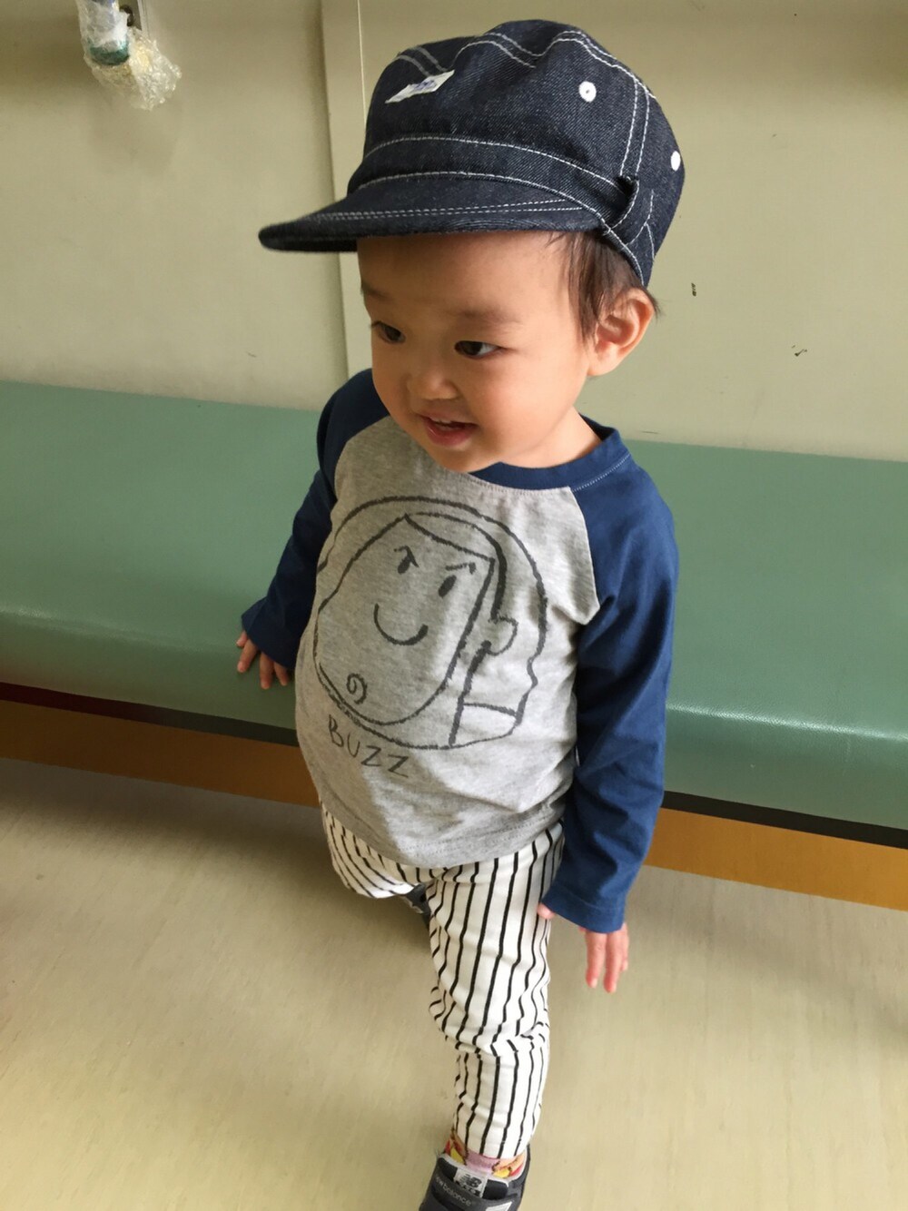「トイストーリー、バズライトイヤー、ラグランTシャツ、ストライプ、レギンス、ニューバランス、LEE、キャップ、ドラフトGLR」｜「green label relaxingの「WEB限定」プリント ロングスリーブ／Disney・Pixar 「TOY STORY」（Tシャツ/カットソー、ブルー系）」を使った、ひな♪ かな☆さん（キッズ・80cm）の秋コーディネートの1枚目の写真
