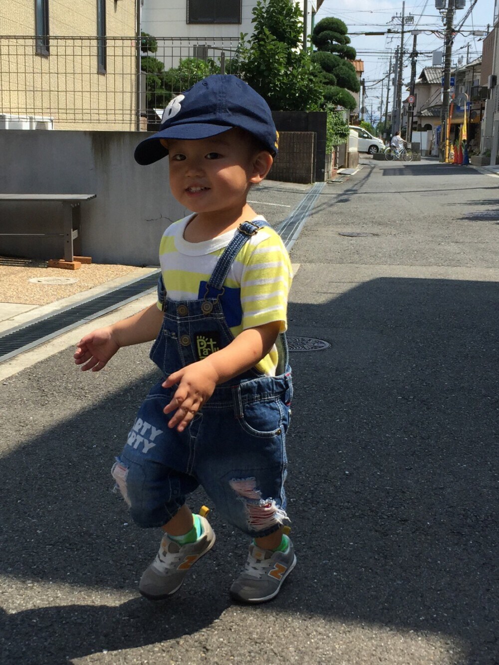 「ボーダー、オーバーオール、ダメージデニム、ニューバランス、キャップ、やんちゃboy、キッズコーデ、おとこのこ、2さい」｜「GLOBAL WORKの【吸水速乾機能】ドライ15ボーダーTシャツ半袖/557732（Tシャツ/カットソー、イエロー系）」を使った、ひな♪ かな☆さん（キッズ・90cm）の夏コーディネートの1枚目の写真