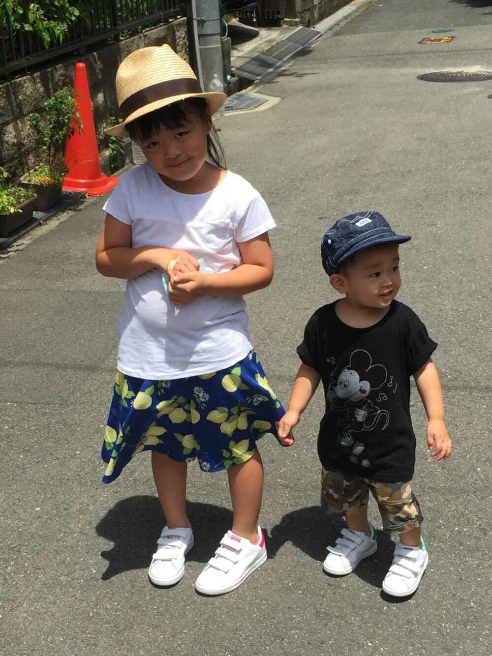 「スタンスミス、カモフラ、ミッキー、レモン柄、夏コーデ、キッズコーデ」｜「ZARA KIDSのアイテム（Tシャツ/カットソー、ホワイト系）」を使った、ひな♪ かな☆さん（キッズ・120cm）の夏コーディネートの1枚目の写真