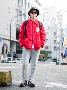 ナイロンジャケットを使った「青×赤」のメンズ人気ファッション
