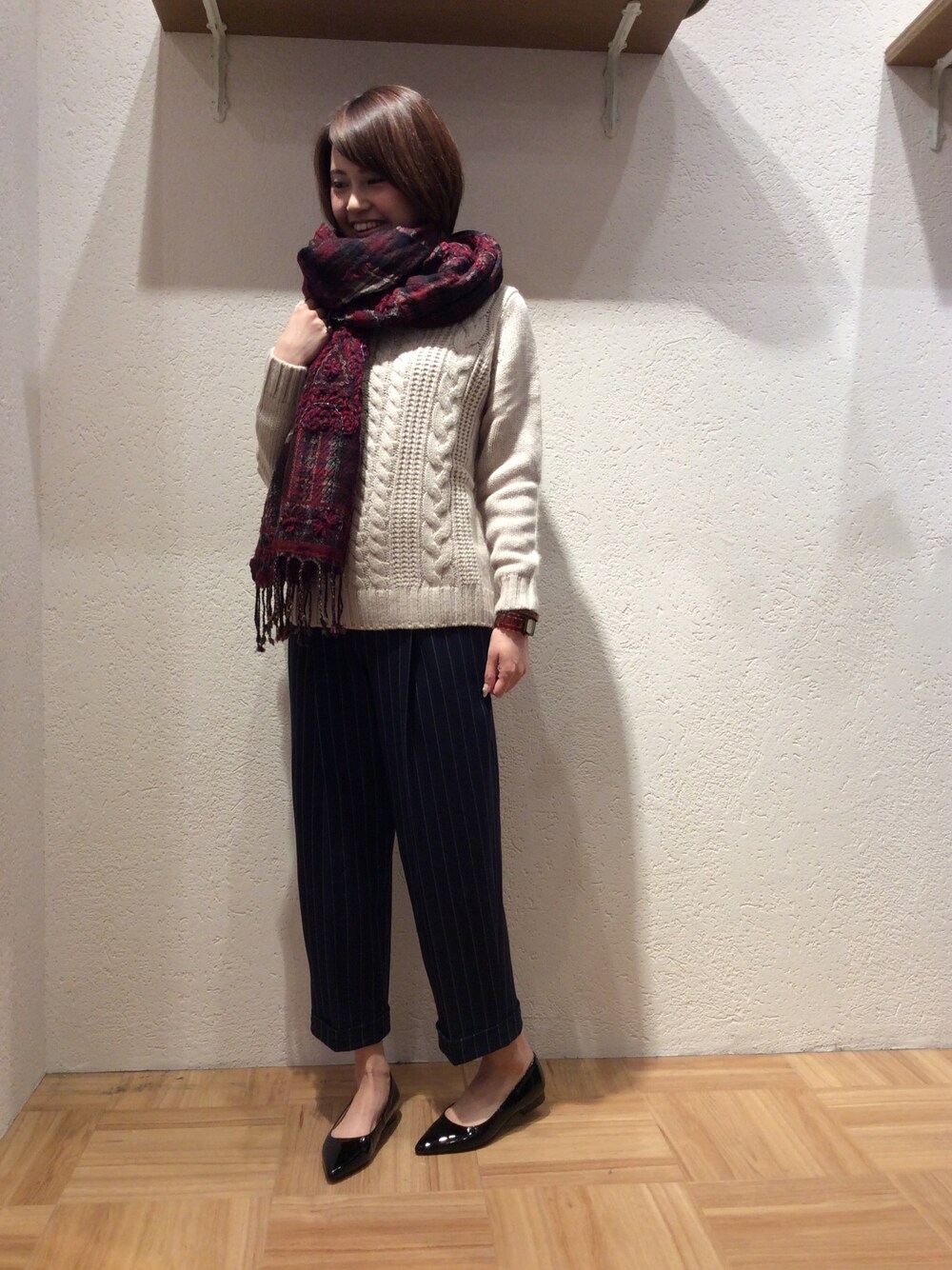 「AS KNOW AS、as know as de base、aszakka、ケーブルニット、ストライプパンツ、ストール、赤チェック、ゆるパンツ、アイボリー、きれいめカジュアル」｜「AS KNOW AS de baseのアイテム（ニット/セーター、ホワイト系）」を使った、アズノゥアズドゥバズ京阪モールさん（レディース・162cm）の秋コーディネートの1枚目の写真