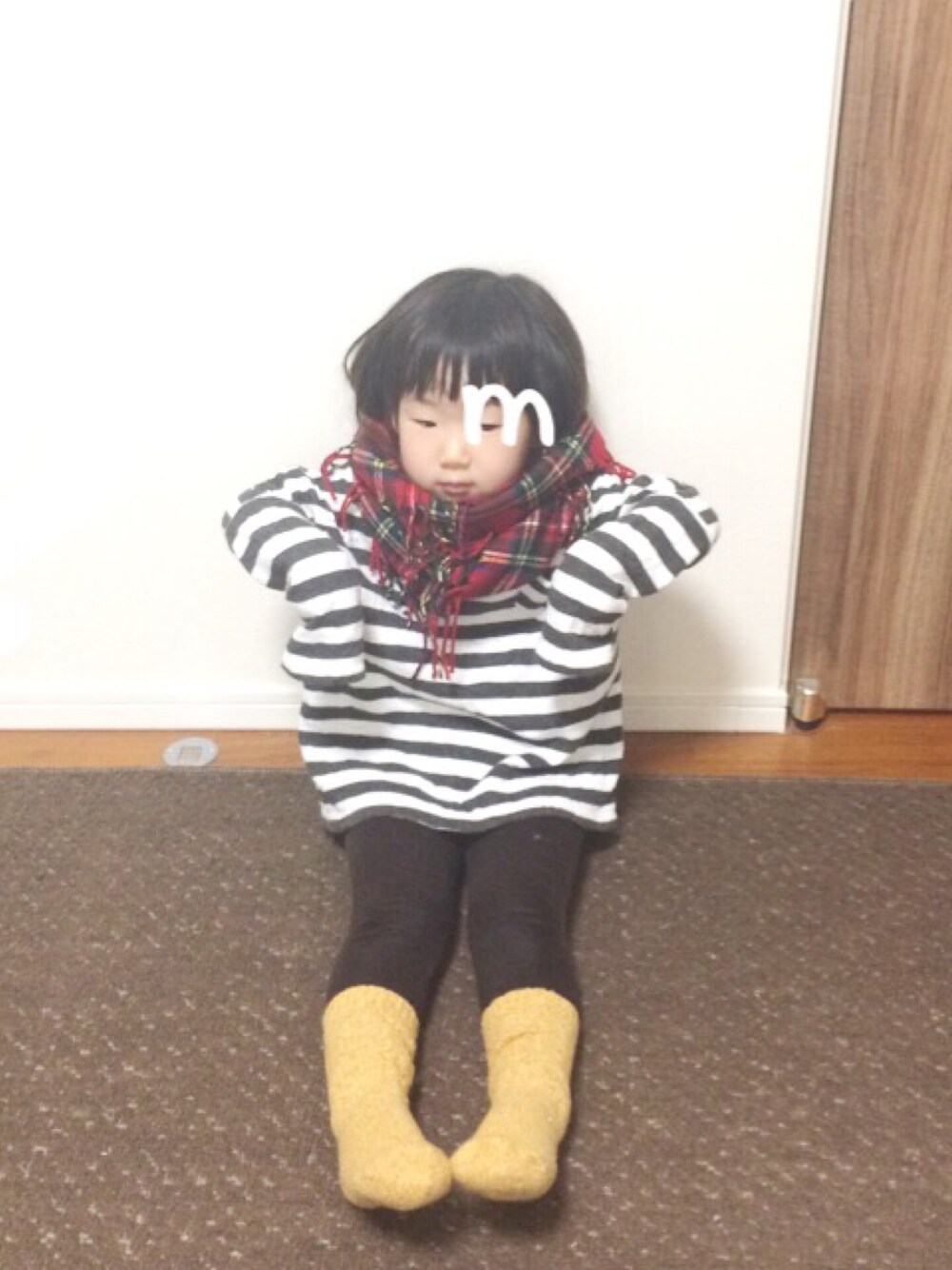 「韓国子供服、しましま、マフラーぐるぐる、部屋着、風邪っぴき、シンプルコーデ、キッズコーデ」｜「SmoothyのSmoothy Ring muffler / スムージー リングマフラー（マフラー、レッド系）」を使った、meiponさん（キッズ・90cm）の秋コーディネートの1枚目の写真