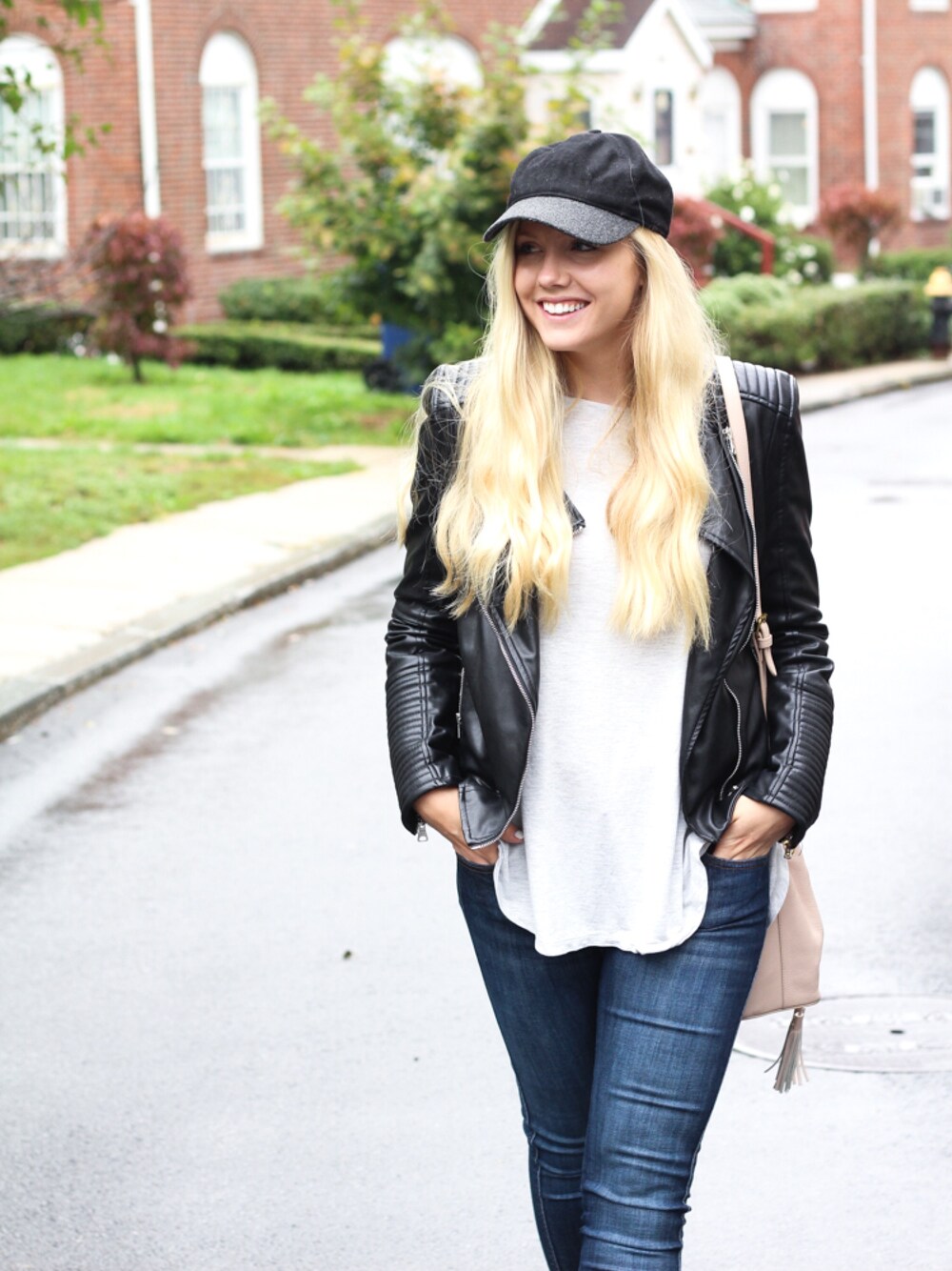 「R29MyLeatherSidekick、leather、weekend style、fall、casual」｜「ZARA WOMANのアイテム（ジャケット/アウター、ブラック系）」を使った、Mackenzie Murphyさん（レディース・165cm）の秋コーディネートの1枚目の写真