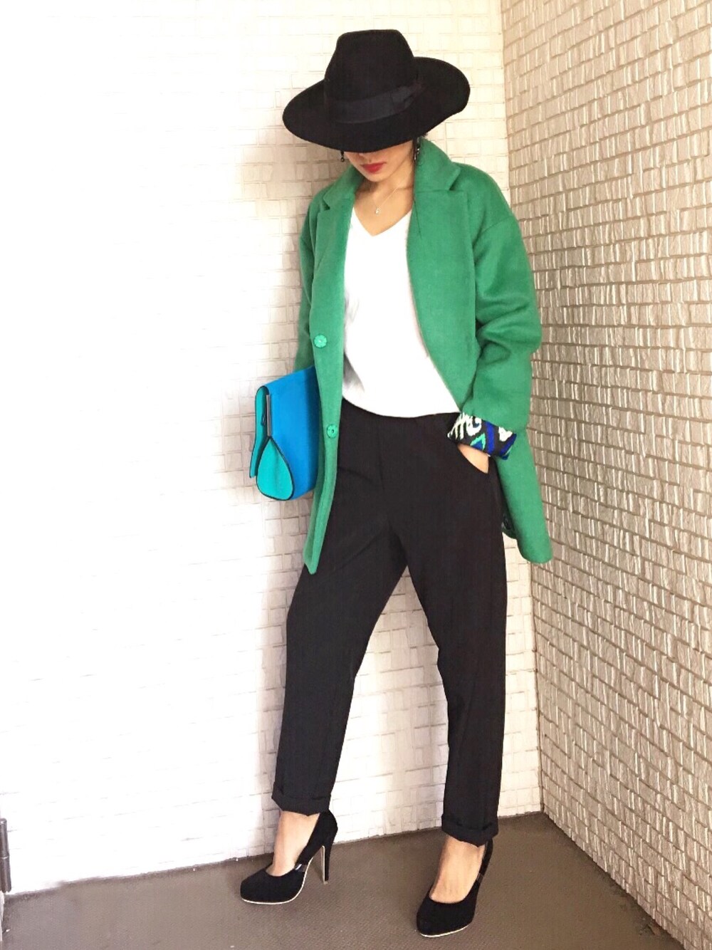 「ツバ広ハット、ニット、スラックス、グリーン、ウールコート、センタープレス、クラッチバッグ」｜「UNIQLOのWOMEN エクストラファインメリノVネックセーター（長袖）（ニット/セーター、ホワイト系）」を使った、booさん（レディース・159cm）の冬コーディネートの1枚目の写真