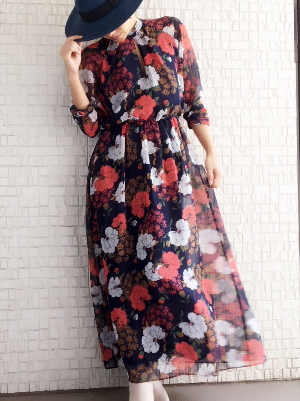 「花柄ワンピース、マキシ丈ワンピース、ロングワンピース、レトロ、春コーデ、シフォン、ZARA」｜「ZARAのアイテム（ワンピース、ブルー系）」を使った、booさん（レディース・159cm）の冬コーディネートの1枚目の写真