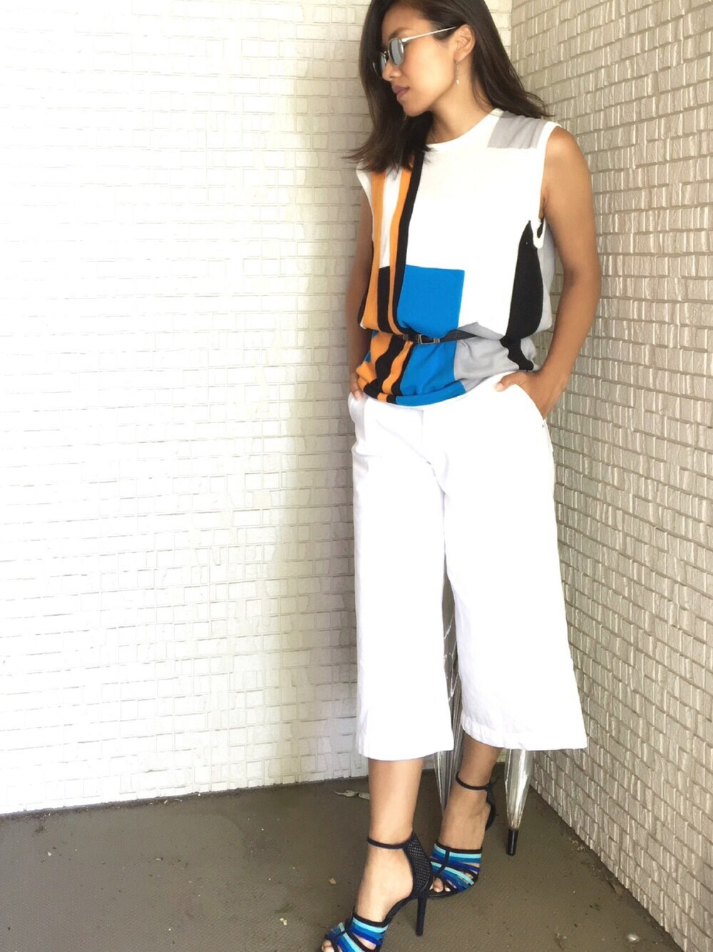「サマーニット、ノースリーブニット、ホワイトコーデ、ホワイトデニム、クロップドパンツ、ワイドパンツ、ノースリーブ、パンツスタイル、ミラーサングラス」｜「ZARAのアイテム（デニムパンツ、ホワイト系）」を使った、booさん（レディース・159cm）の夏コーディネートの1枚目の写真