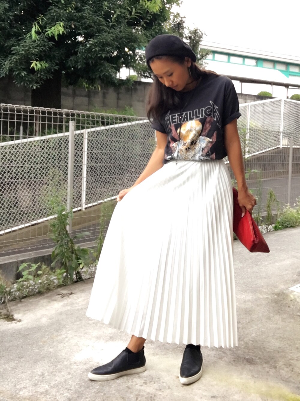 「ロックT、rock、プリーツスカート、ロングスカート、チョーカー、ベレー帽、メンズＴシャツ、秋コーデ、カジュアル」｜「MOUSSYのTR LONG PLEATS SK/F（スカート、ホワイト系）」を使った、booさん（レディース・159cm）の秋コーディネートの1枚目の写真