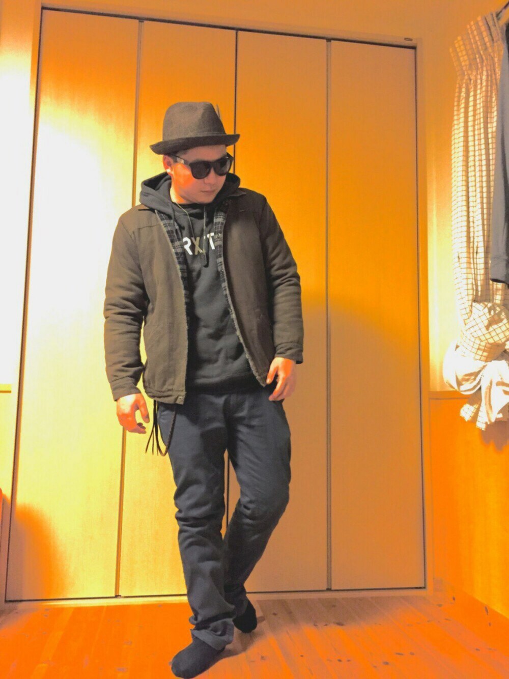 ブラウン系のその他アウター、グレー系のシャツ/ブラウス、ブルー系のチノパンツを着用したメンズの冬コーディネートの1枚目の写真