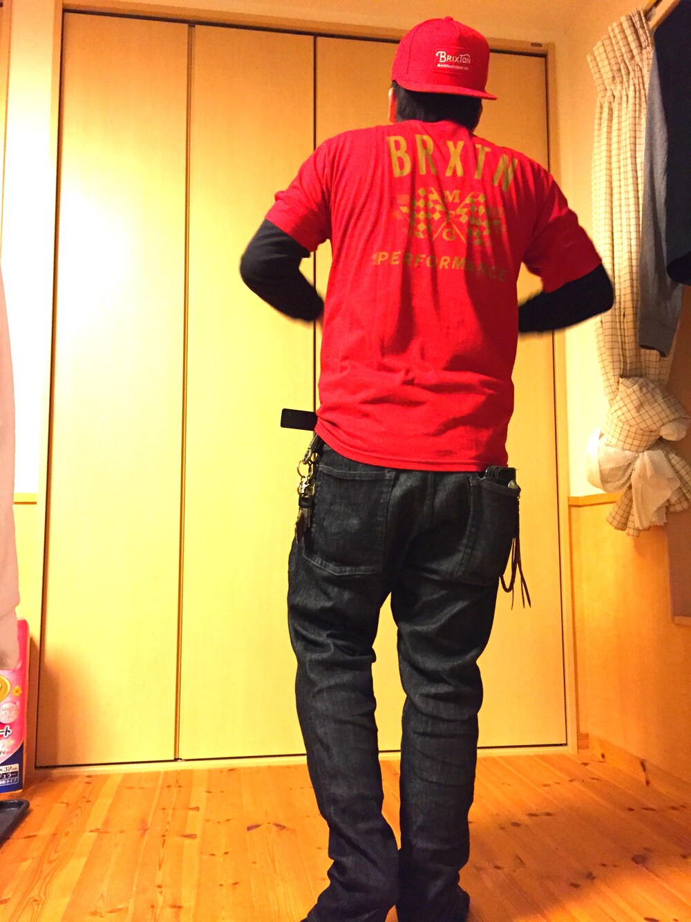 レッド系のTシャツ/カットソー、レッド系のキャップ、ブラック系の財布を着用したメンズの冬コーディネートの1枚目の写真