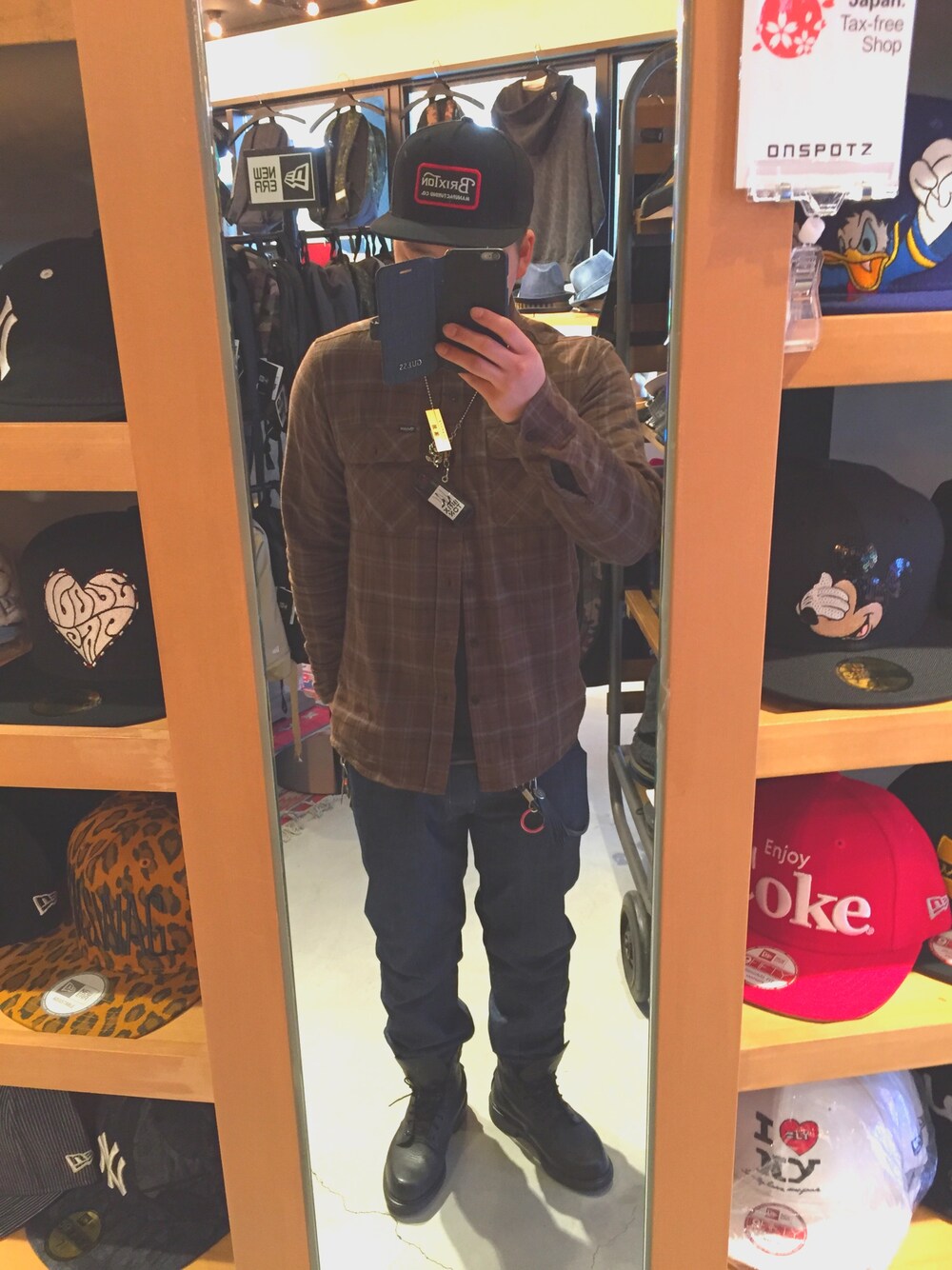 「ROARK、brixton」｜「BRIXTONのアイテム（キャップ、ブラック系）」を使った、WOLVESさん（メンズ・168cm）の春コーディネートの1枚目の写真